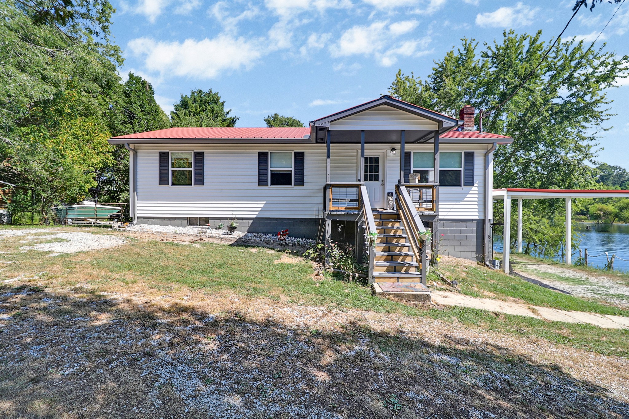 515 Silver Lake Dr Property Photo 3