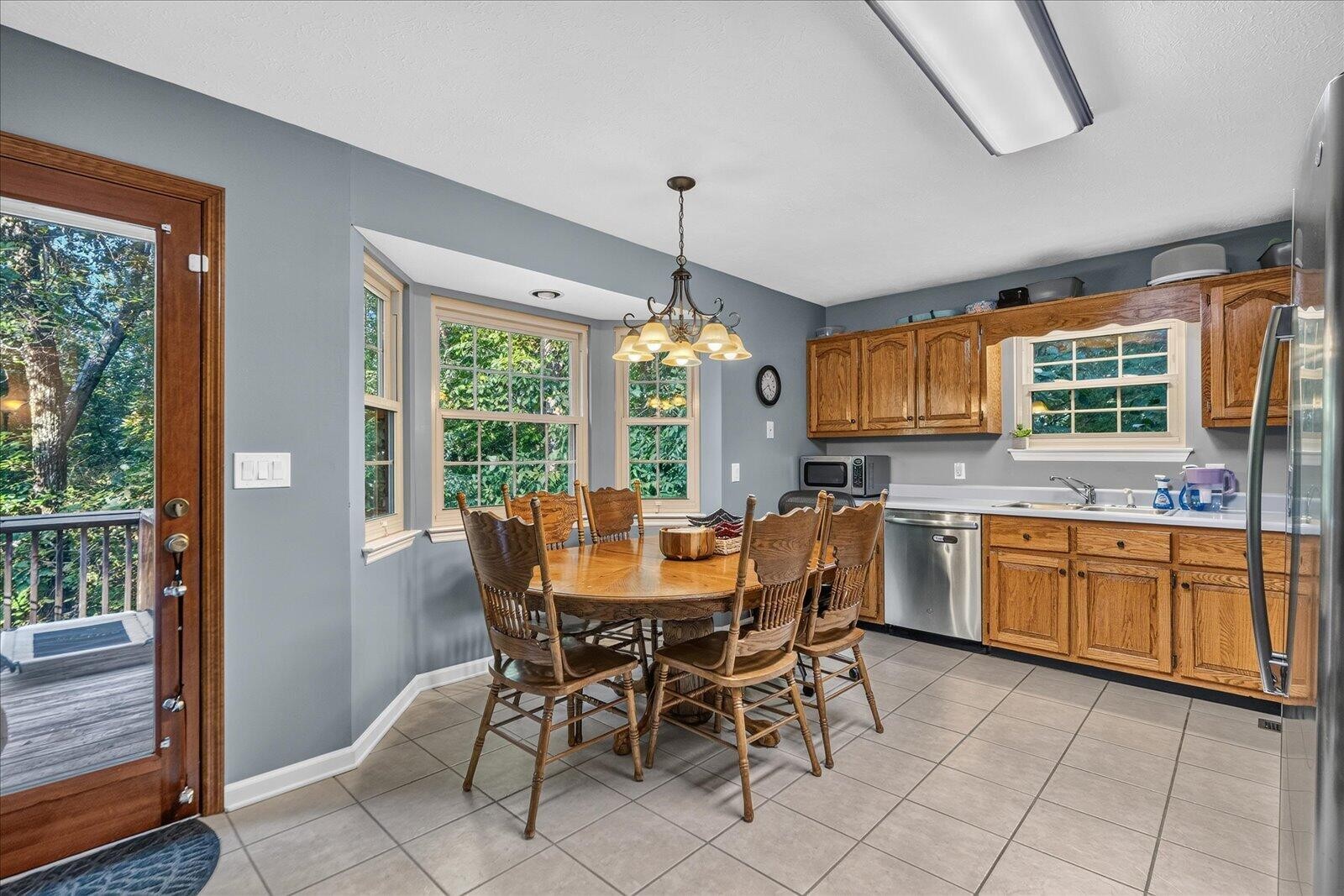 663 Castleview Drive Property Photo 10
