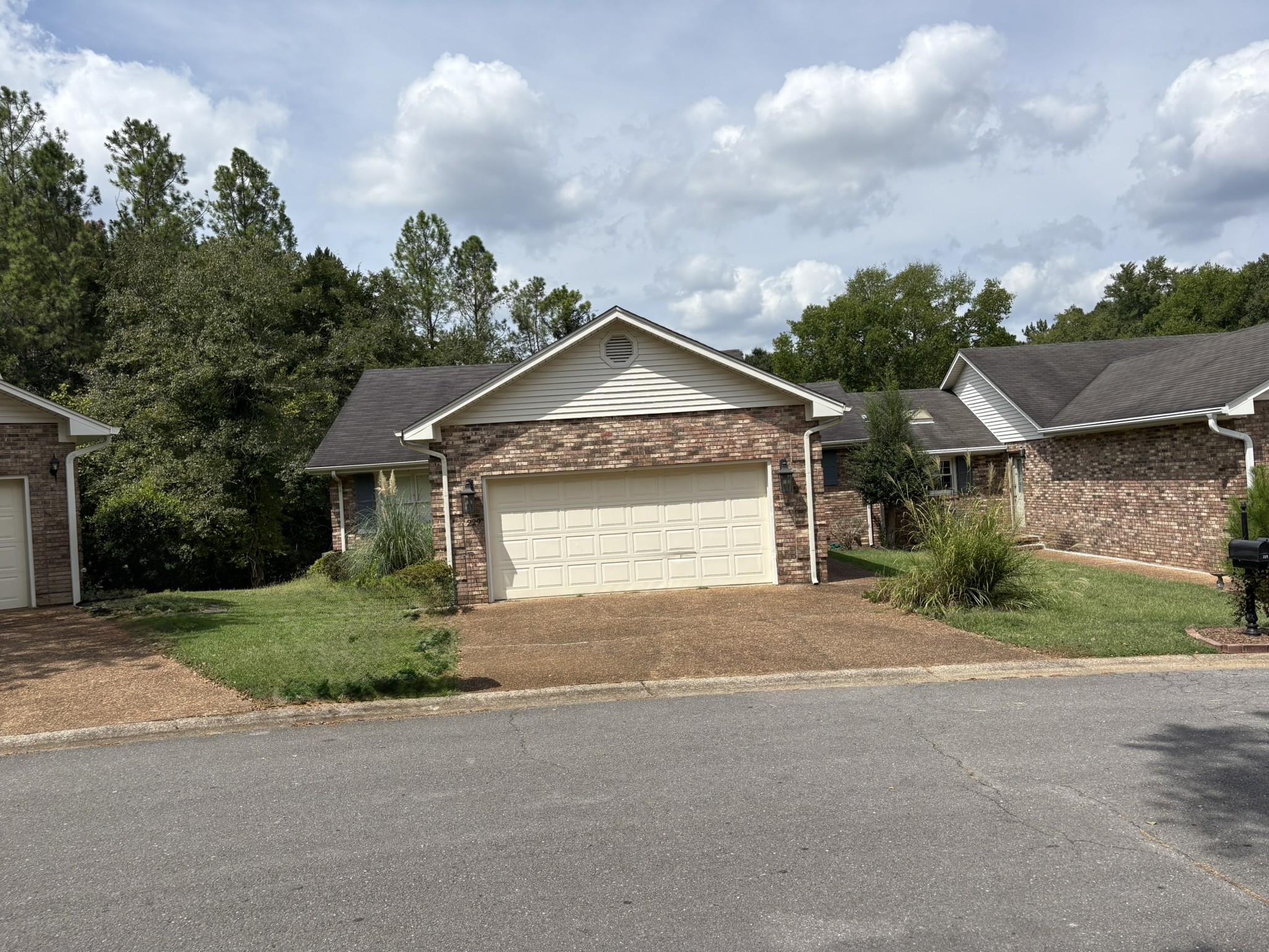 229 Hillsboro Cir Property Photo 1