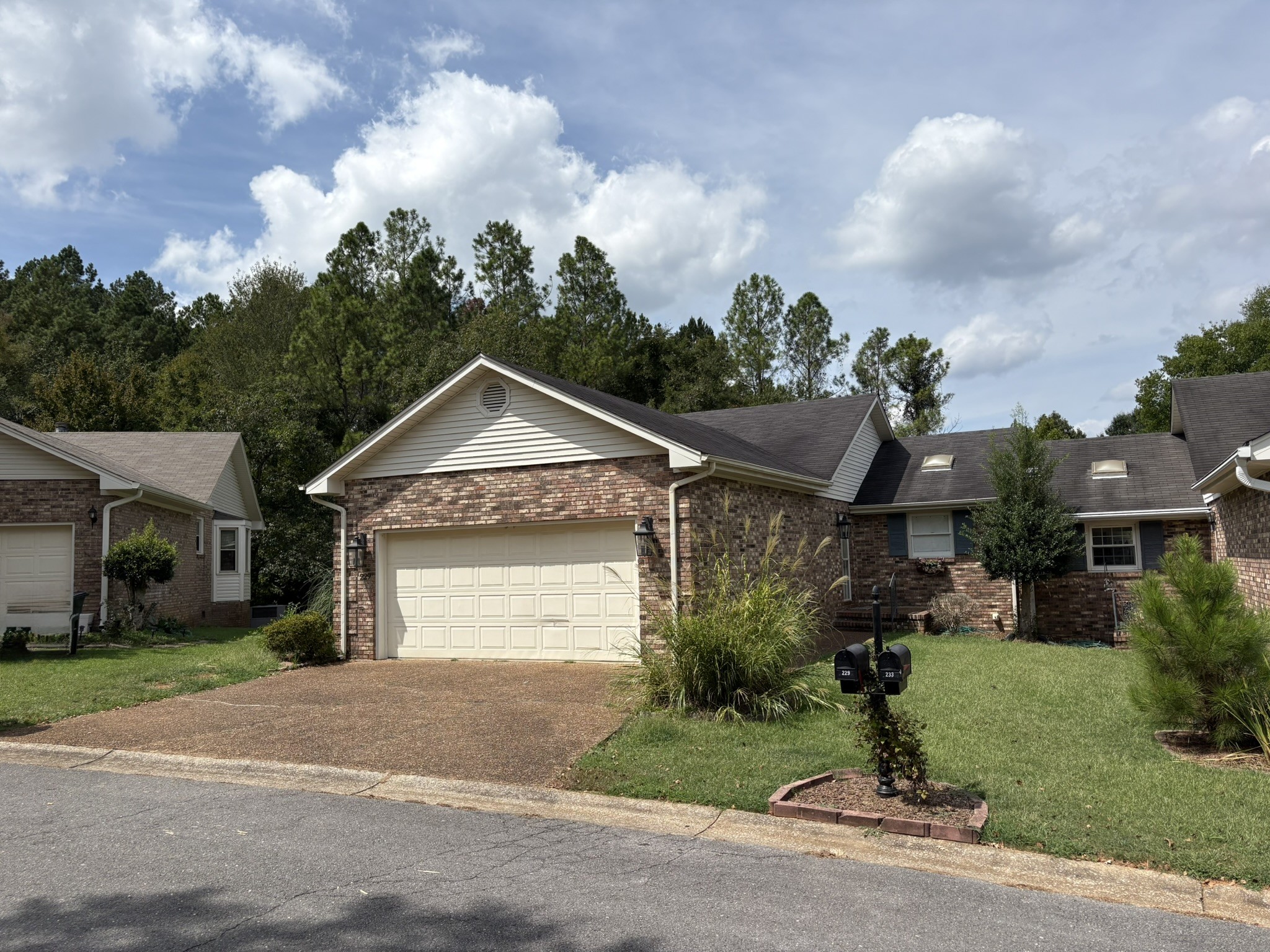 229 Hillsboro Cir Property Photo 2