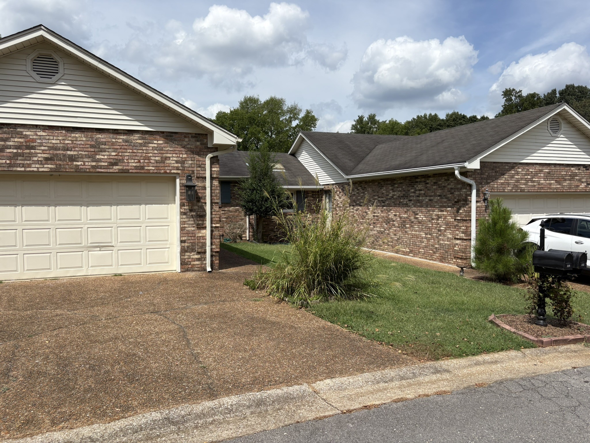 229 Hillsboro Cir Property Photo 3