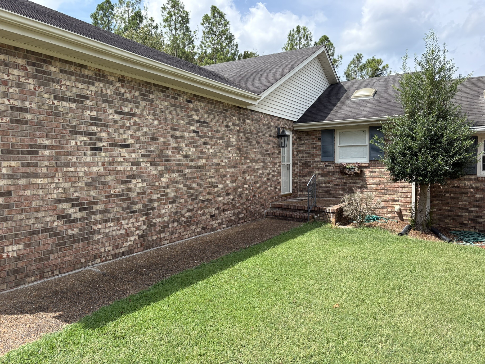 229 Hillsboro Cir Property Photo 4
