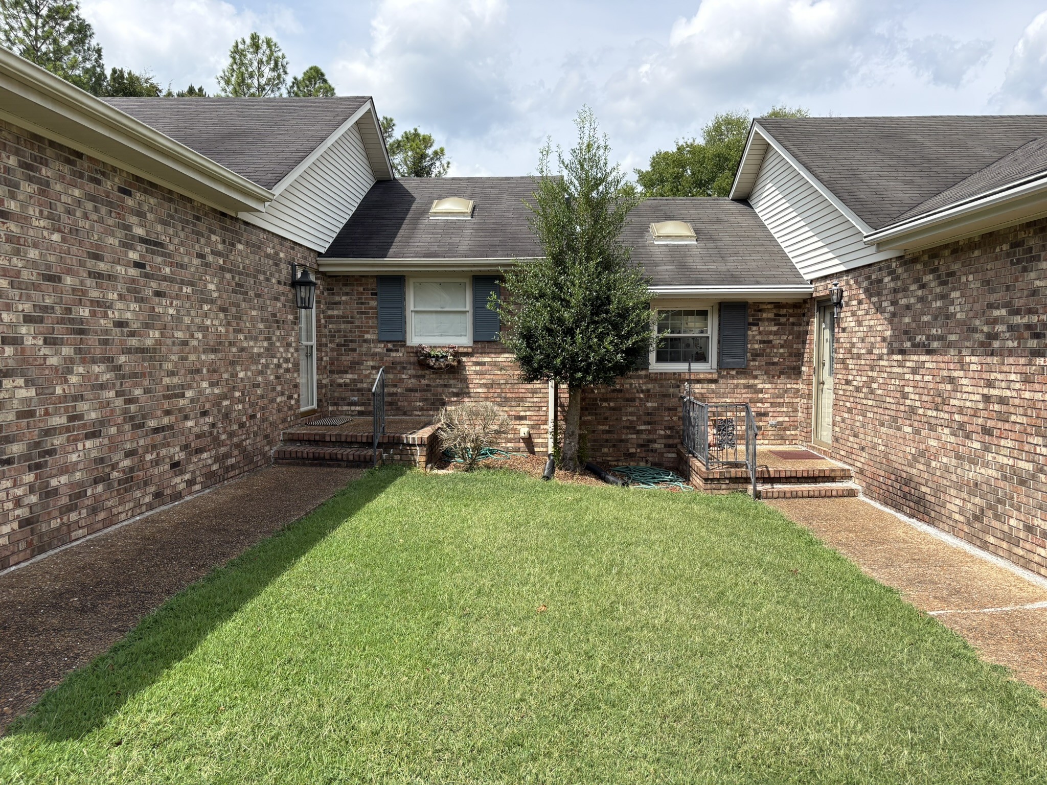 229 Hillsboro Cir Property Photo 5