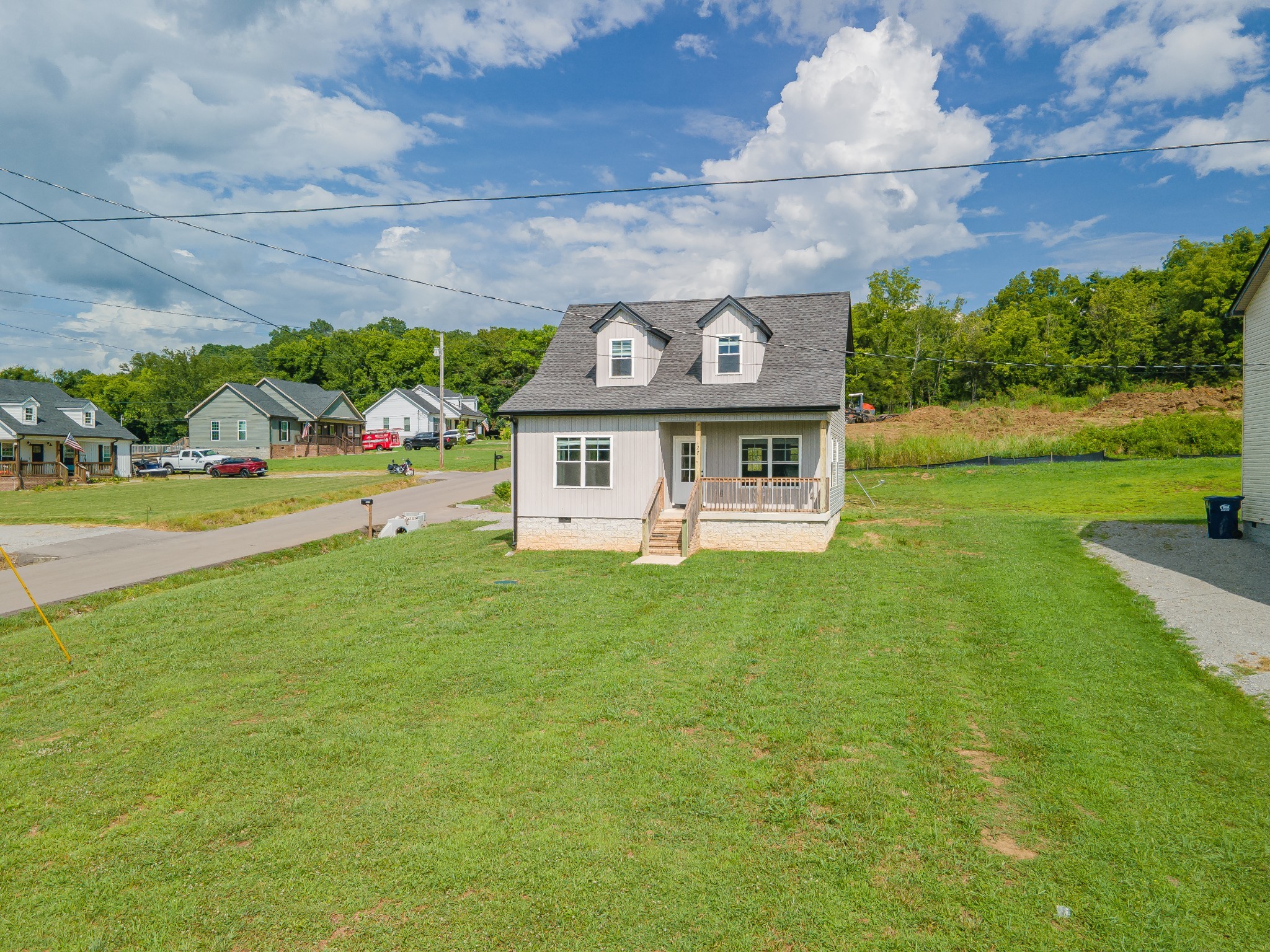 127 E Hill St Property Photo 2