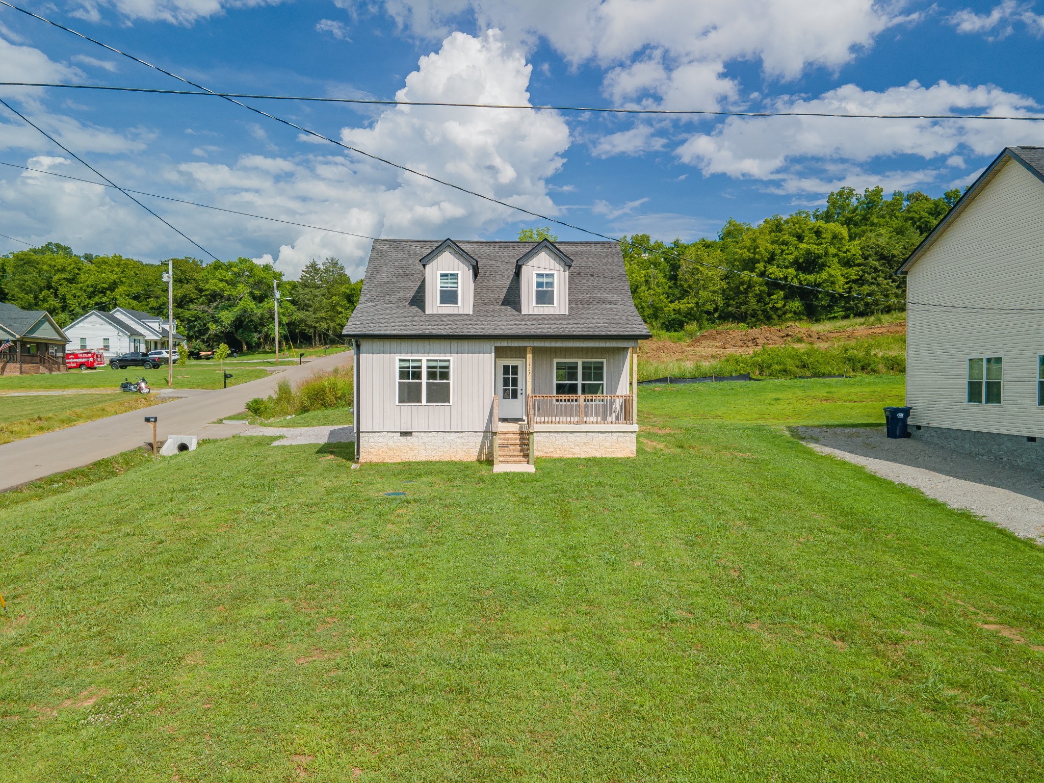 127 E Hill St Property Photo 3