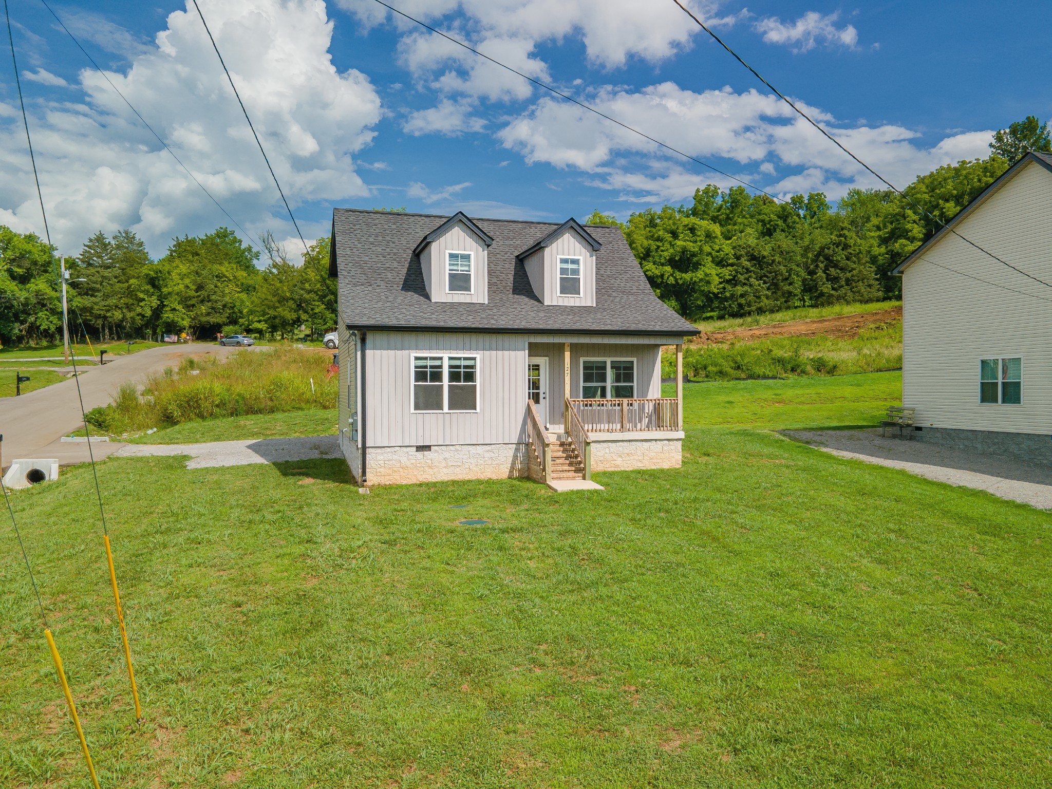 127 E Hill St Property Photo 4