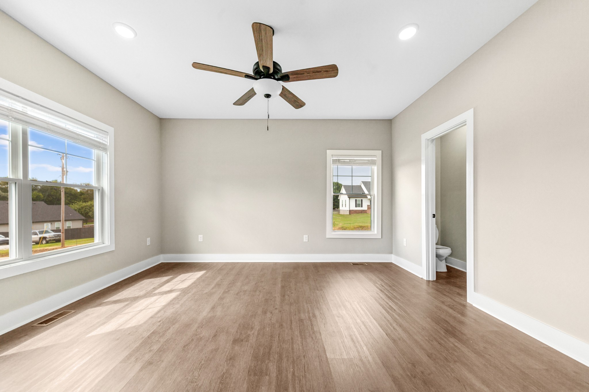 127 E Hill St Property Photo 15