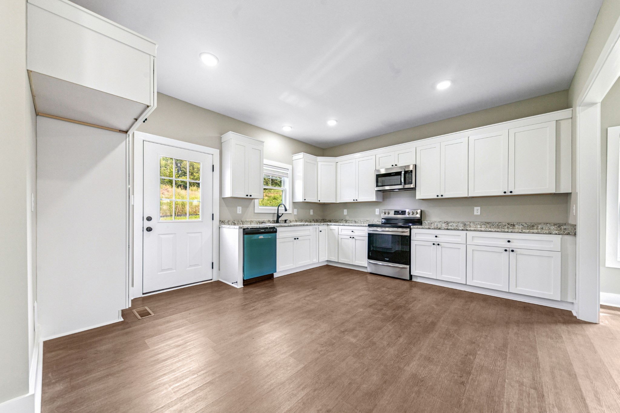 127 E Hill St Property Photo 22
