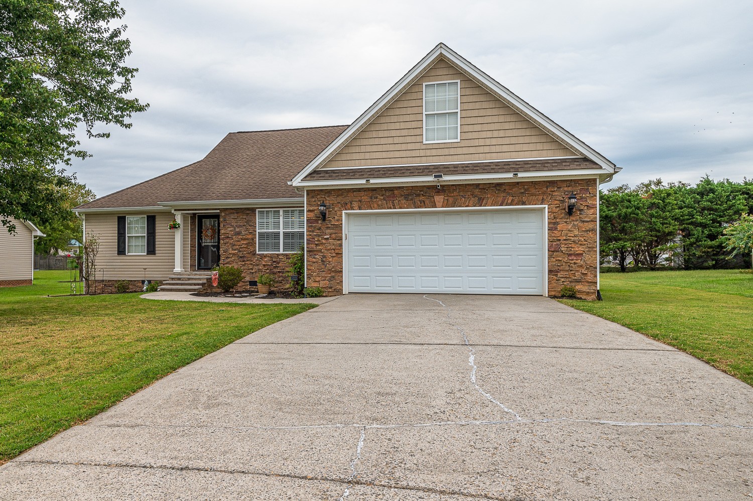 213 Thoroughbred Dr, Nw Property Photo 1