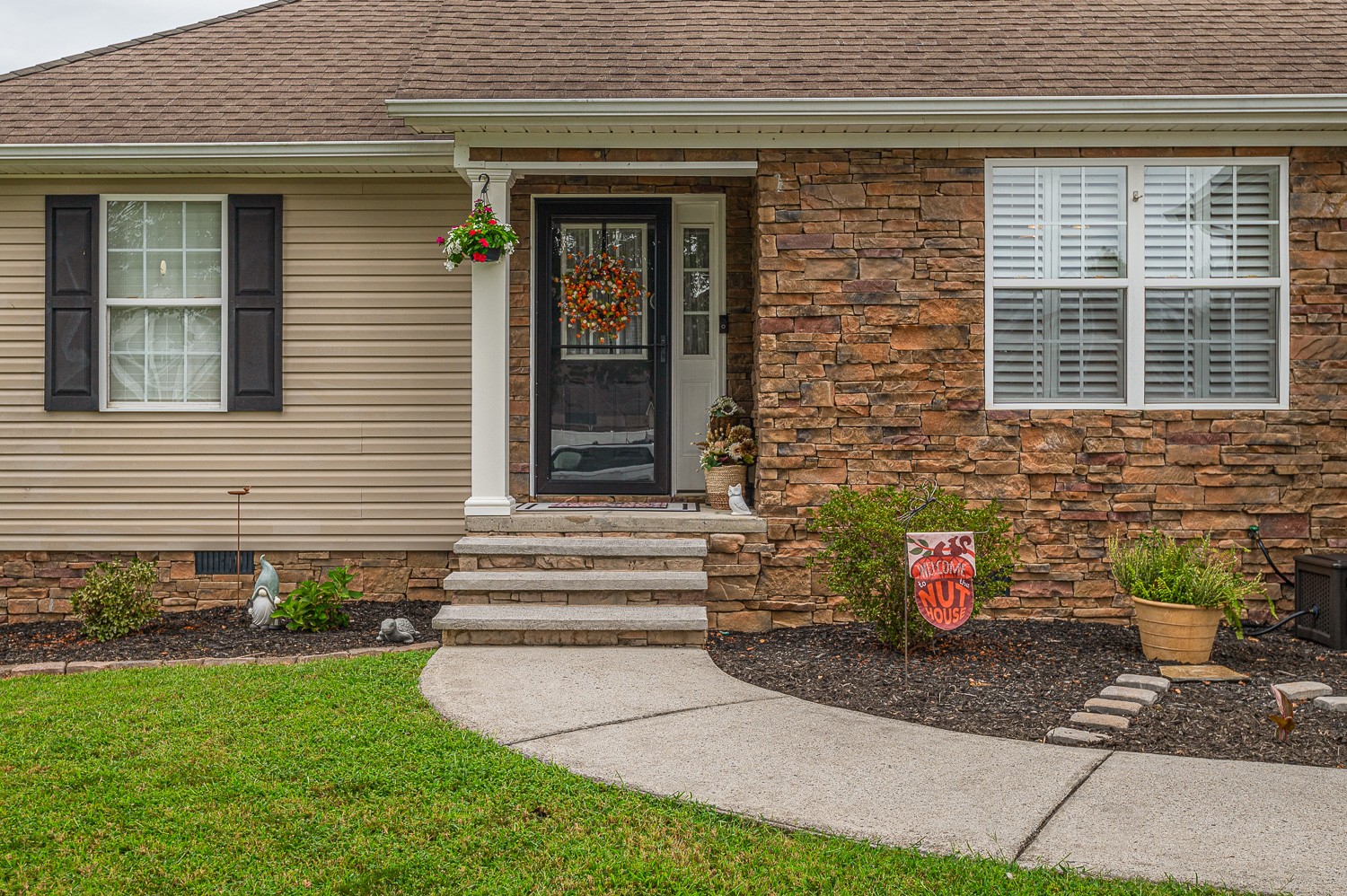 213 Thoroughbred Dr, Nw Property Photo 2
