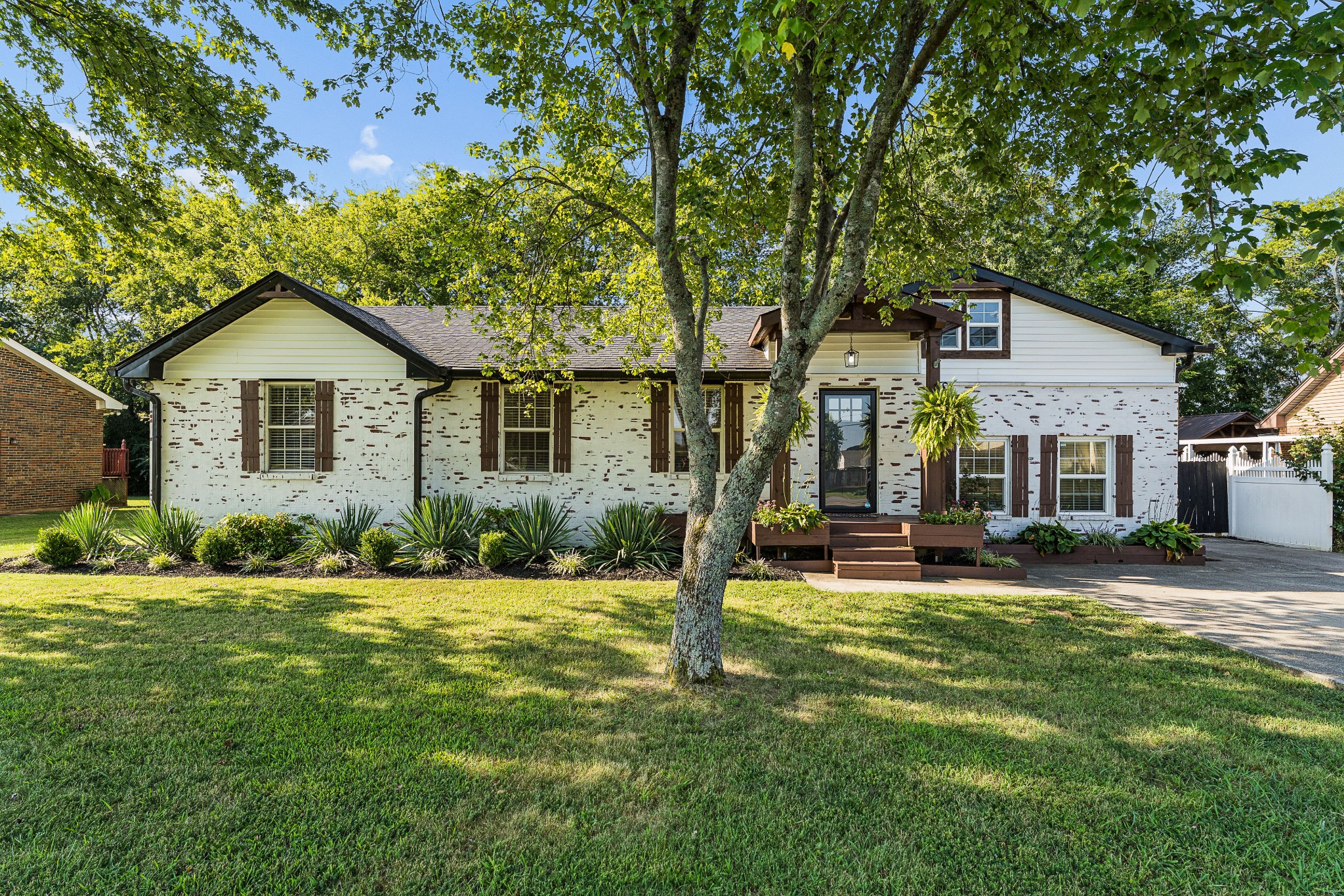440 Lealand Ln Property Photo 1