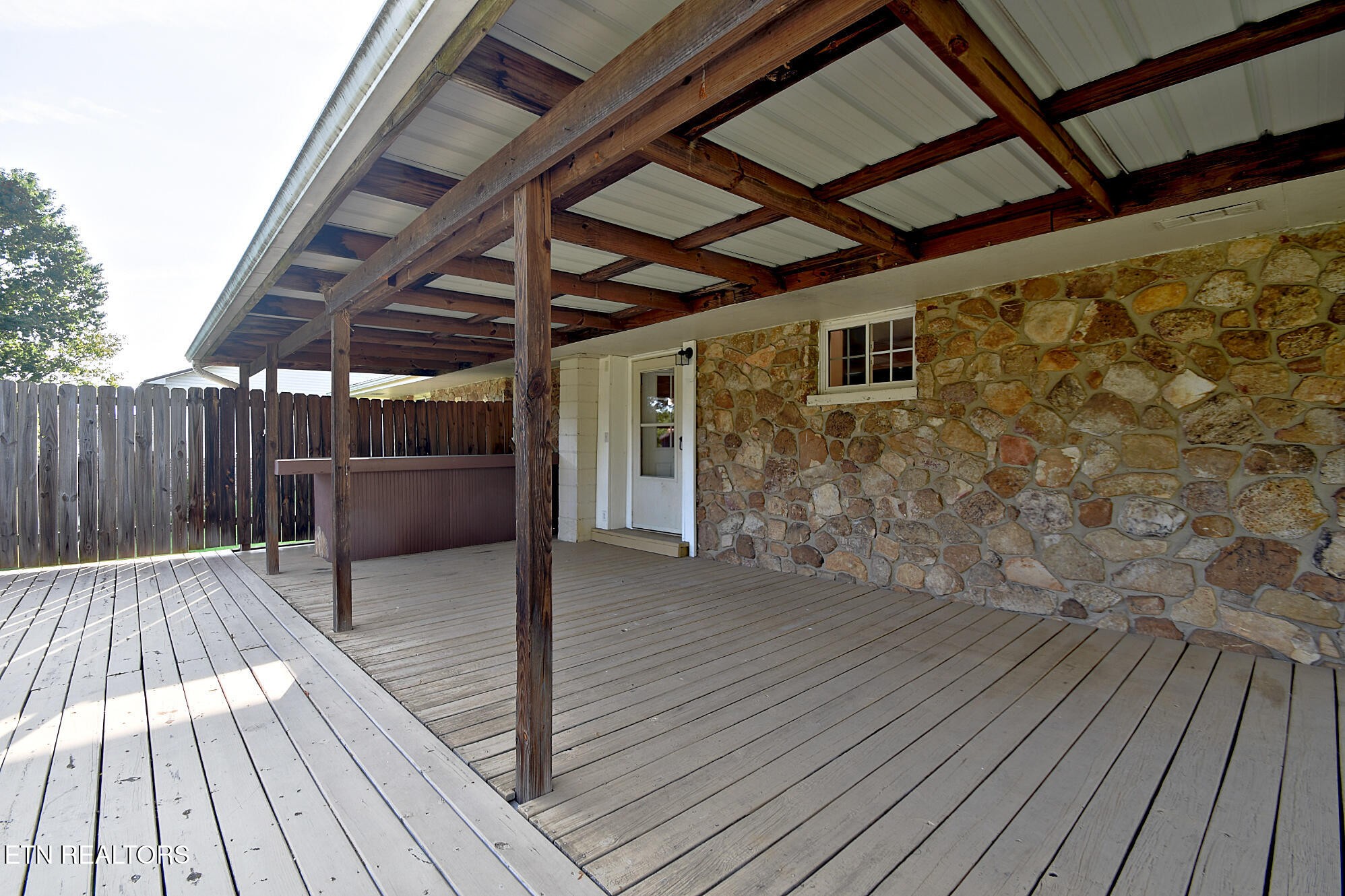 2718 Mayfield Drive Property Photo 4