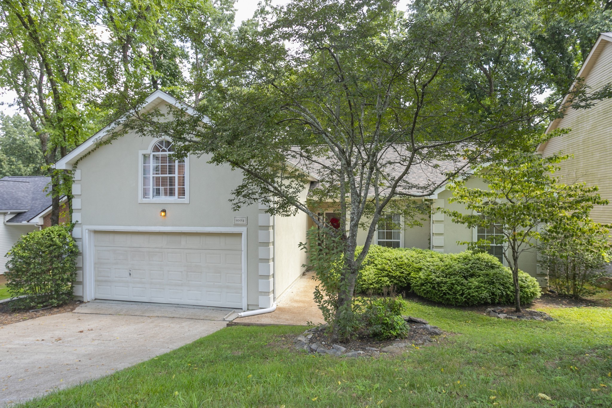 1004 Elmshade Ln Property Photo 2