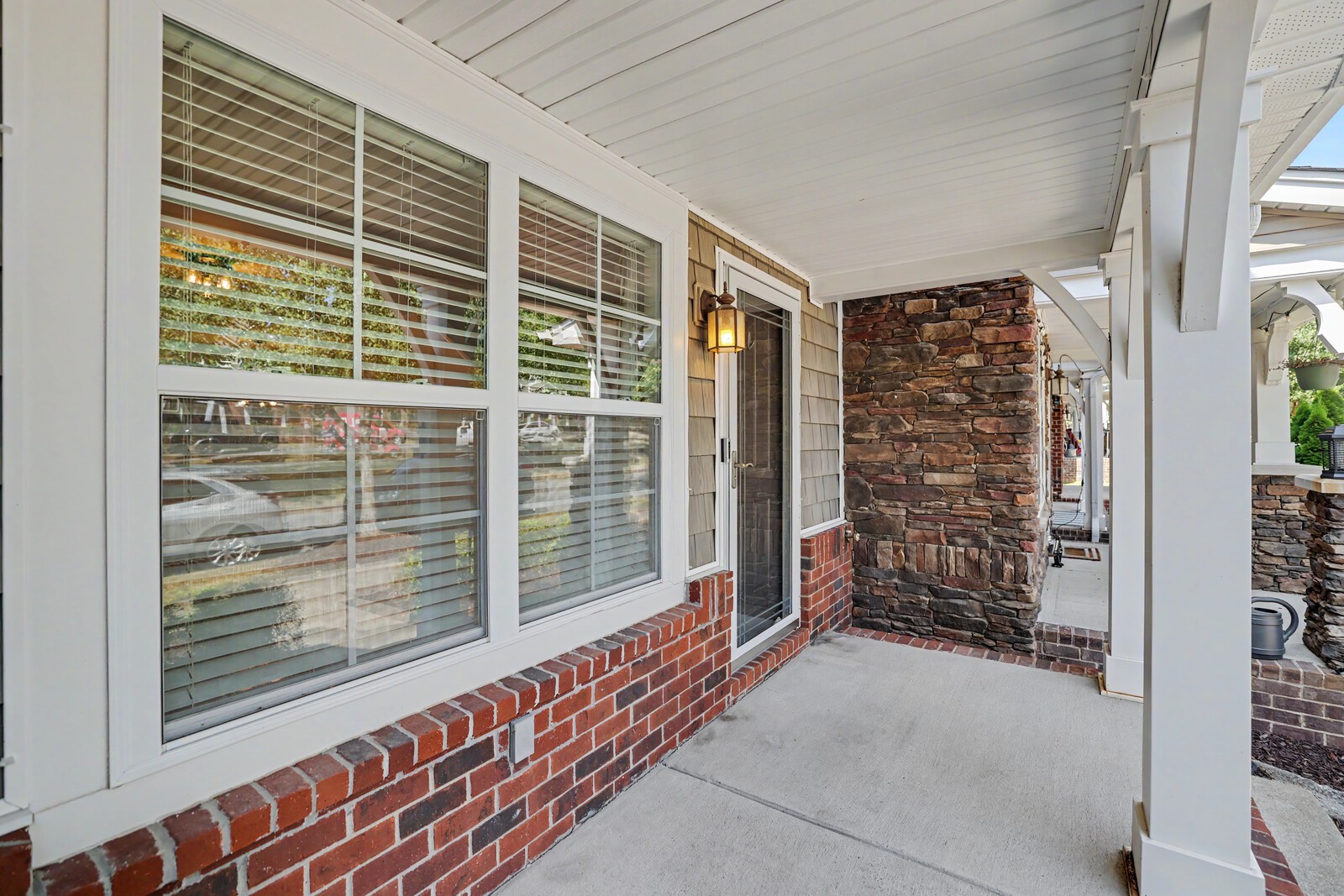 1420 Riverbrook Dr Property Photo 3