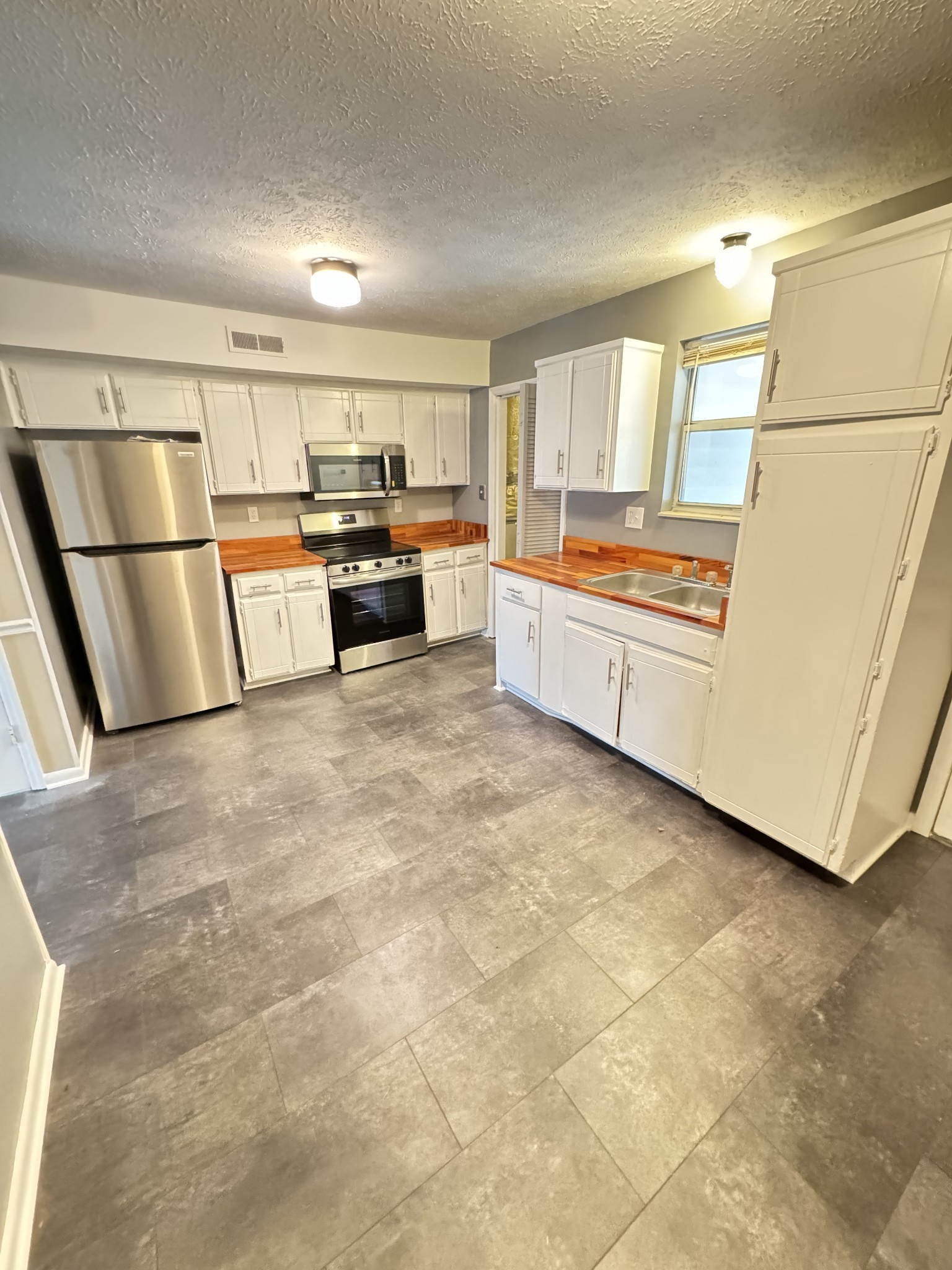 908 Smith St Property Photo 6