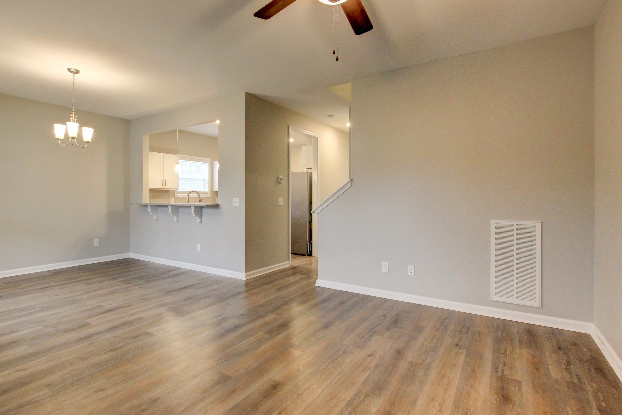 699 Ford St Property Photo 3