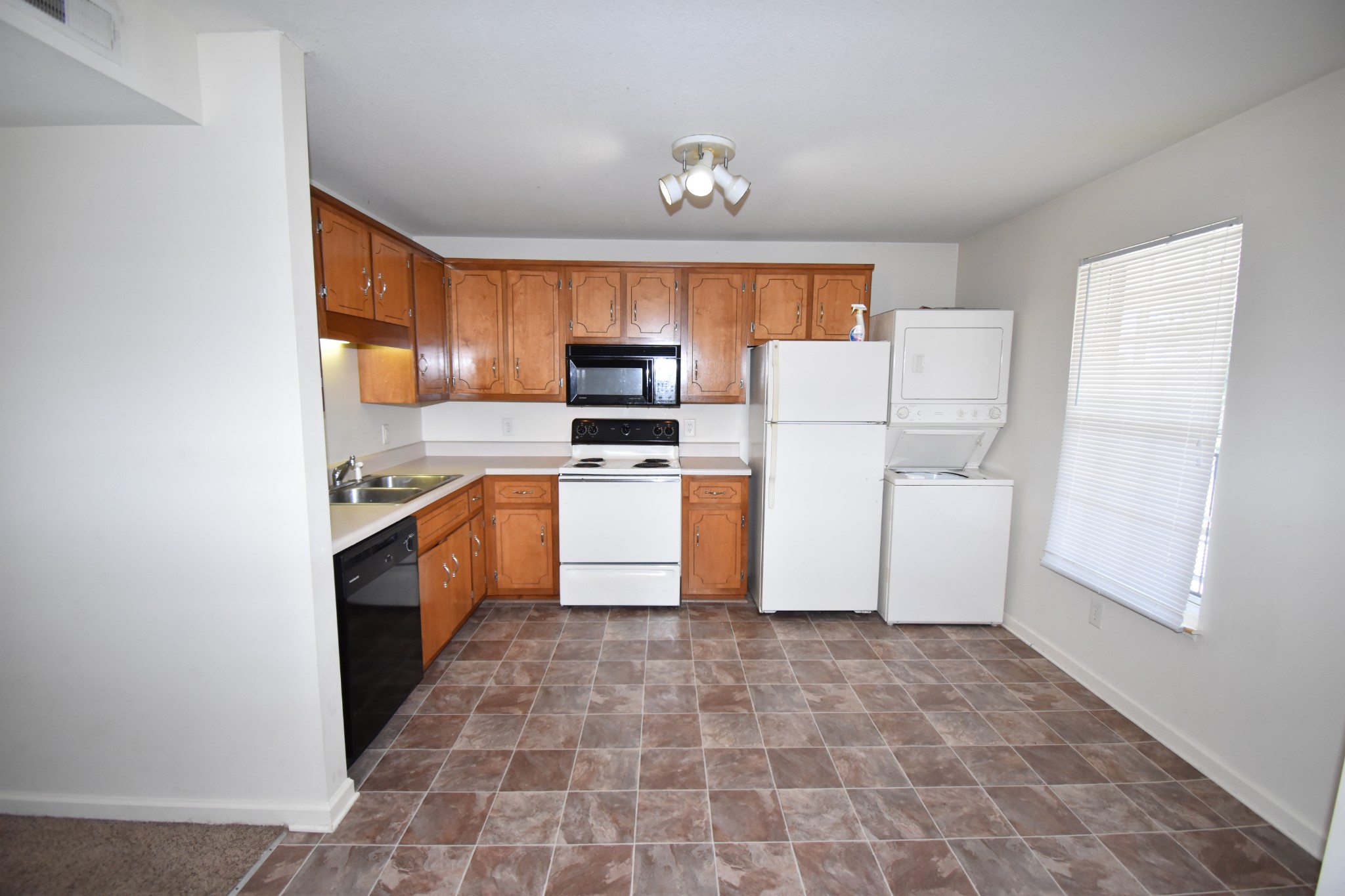 636 Robb Ave Property Photo 4