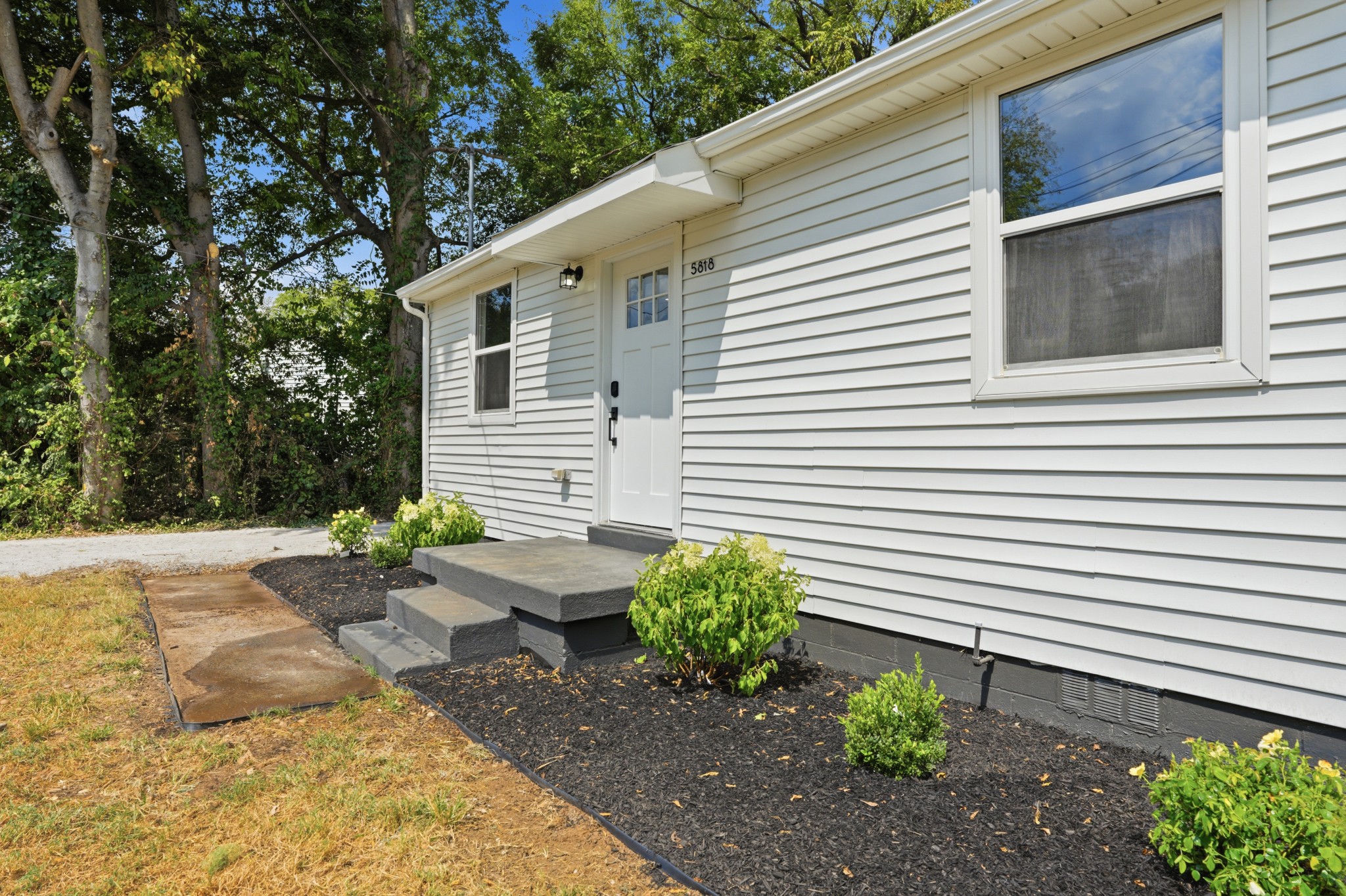 5818 Couch Dr Property Photo 4