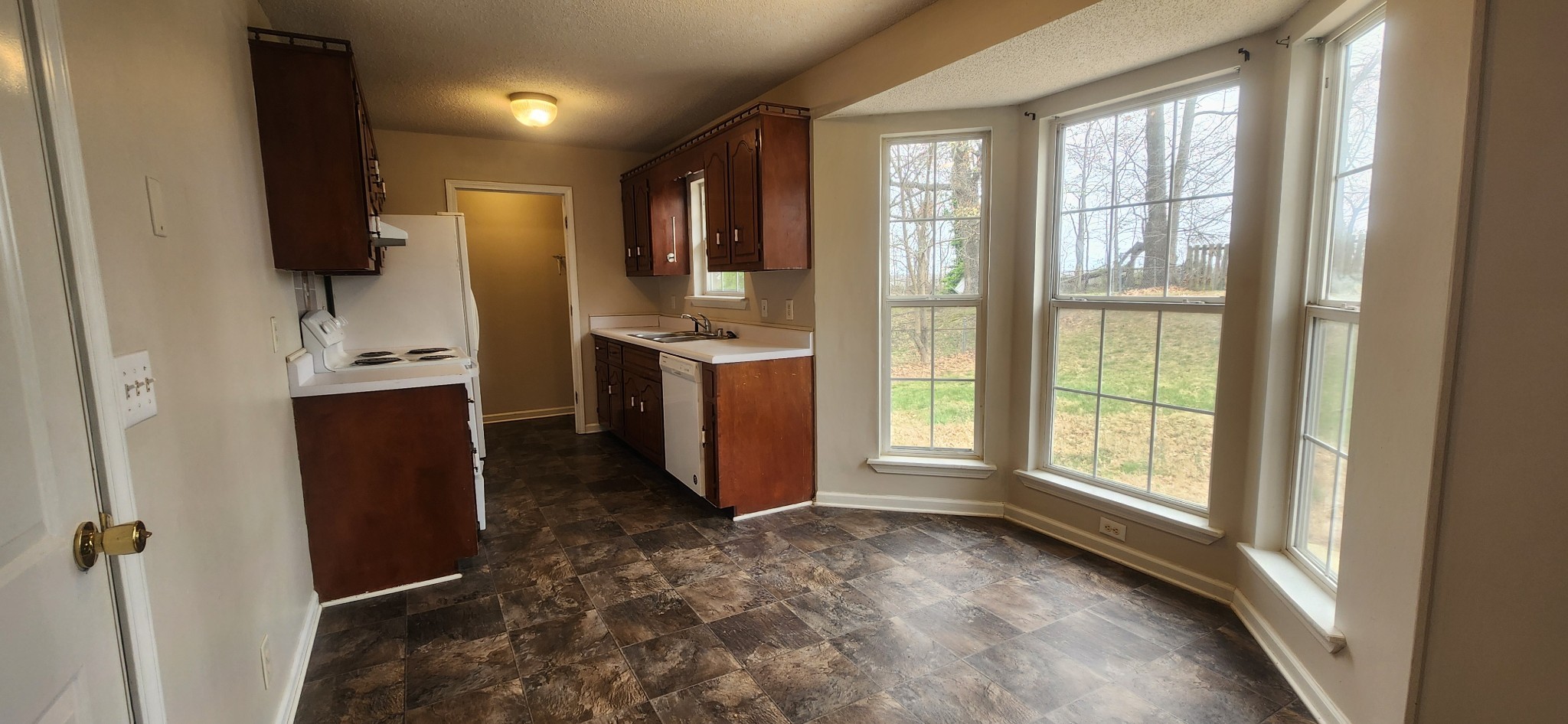 129 Oak Tree Dr Property Photo 4