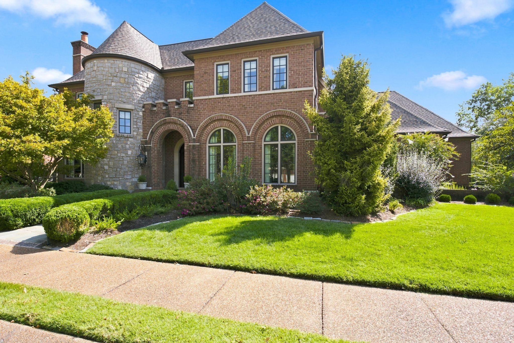 11 Middleton Park Ln