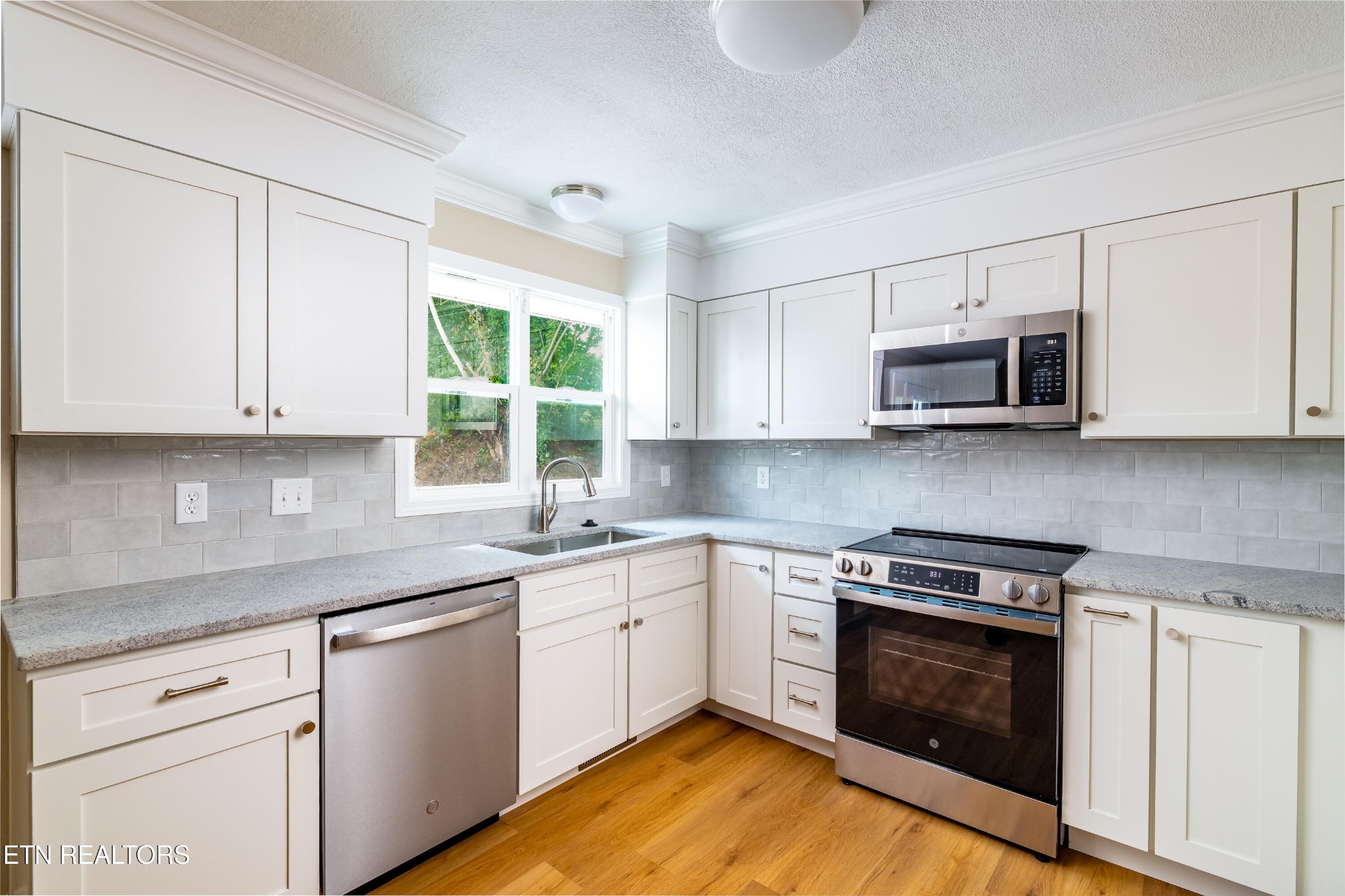 700 Lakeview Drive Property Photo 2