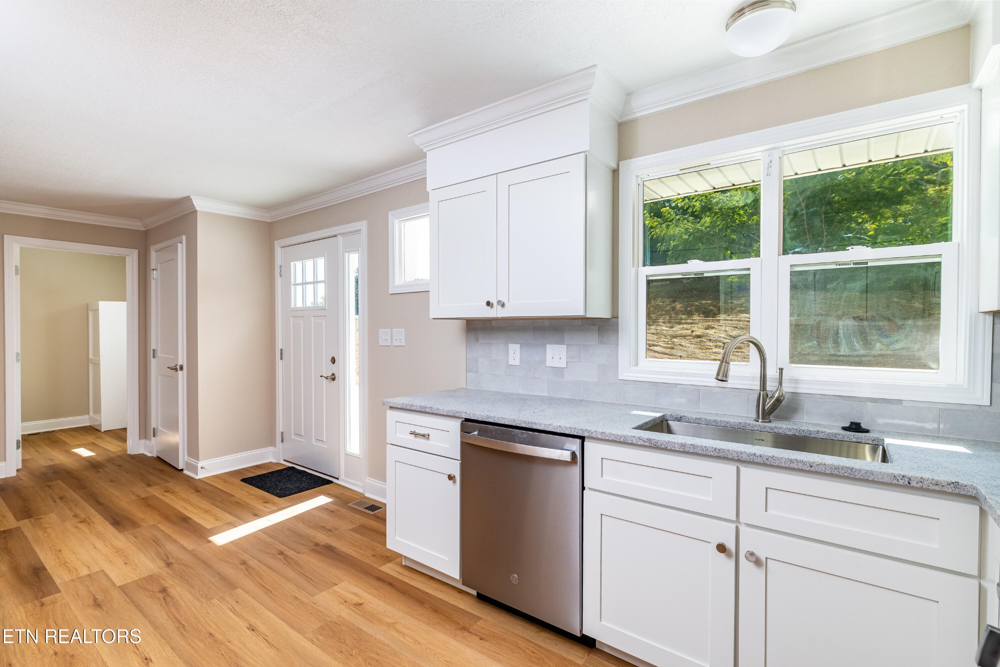 700 Lakeview Drive Property Photo 4