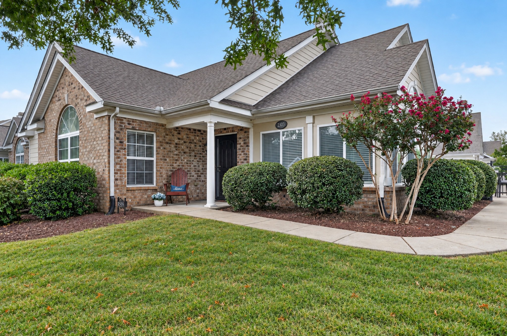 825 Browns Ln Property Photo 1