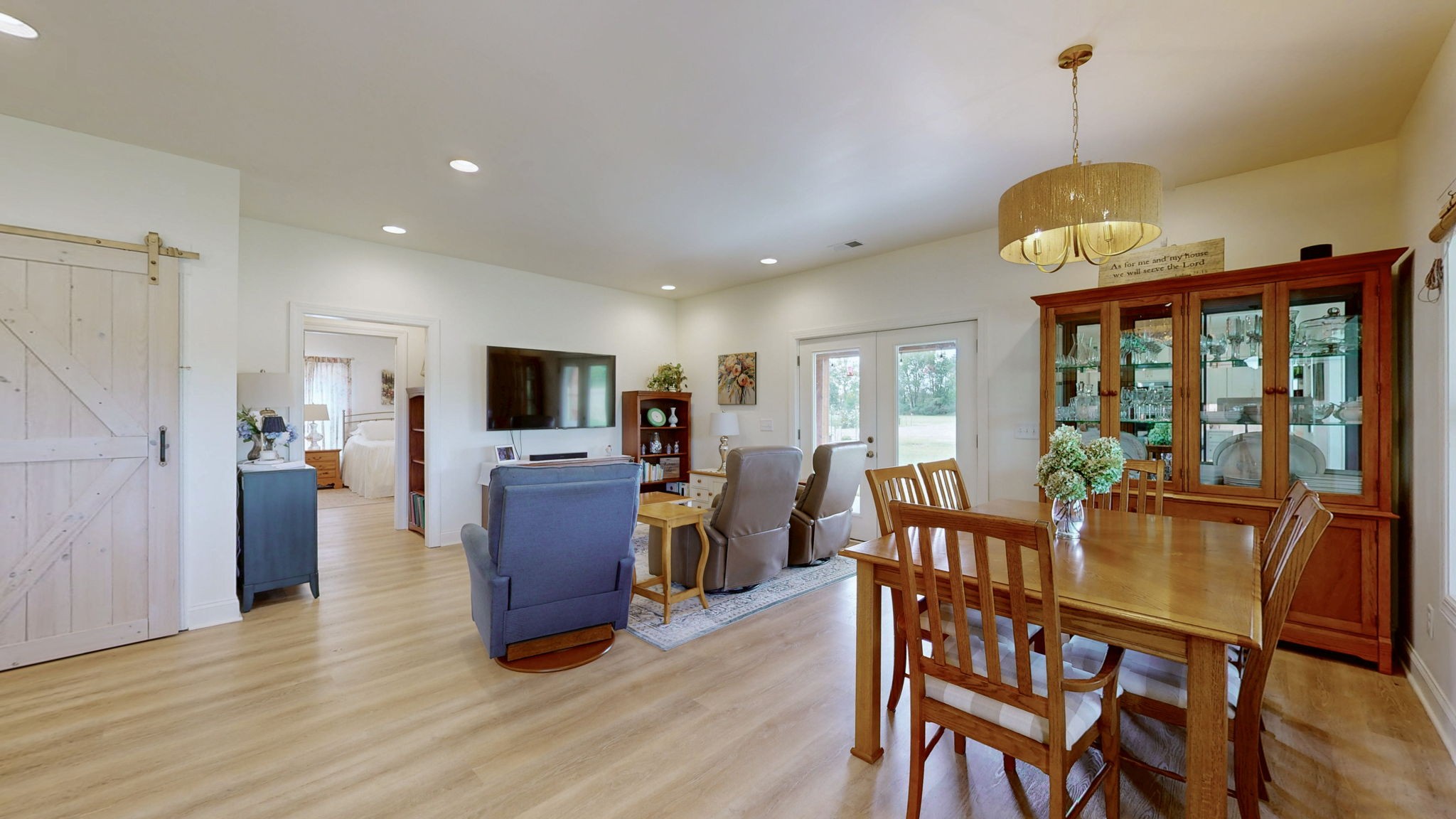 2569 Taylor Ln Property Photo 2