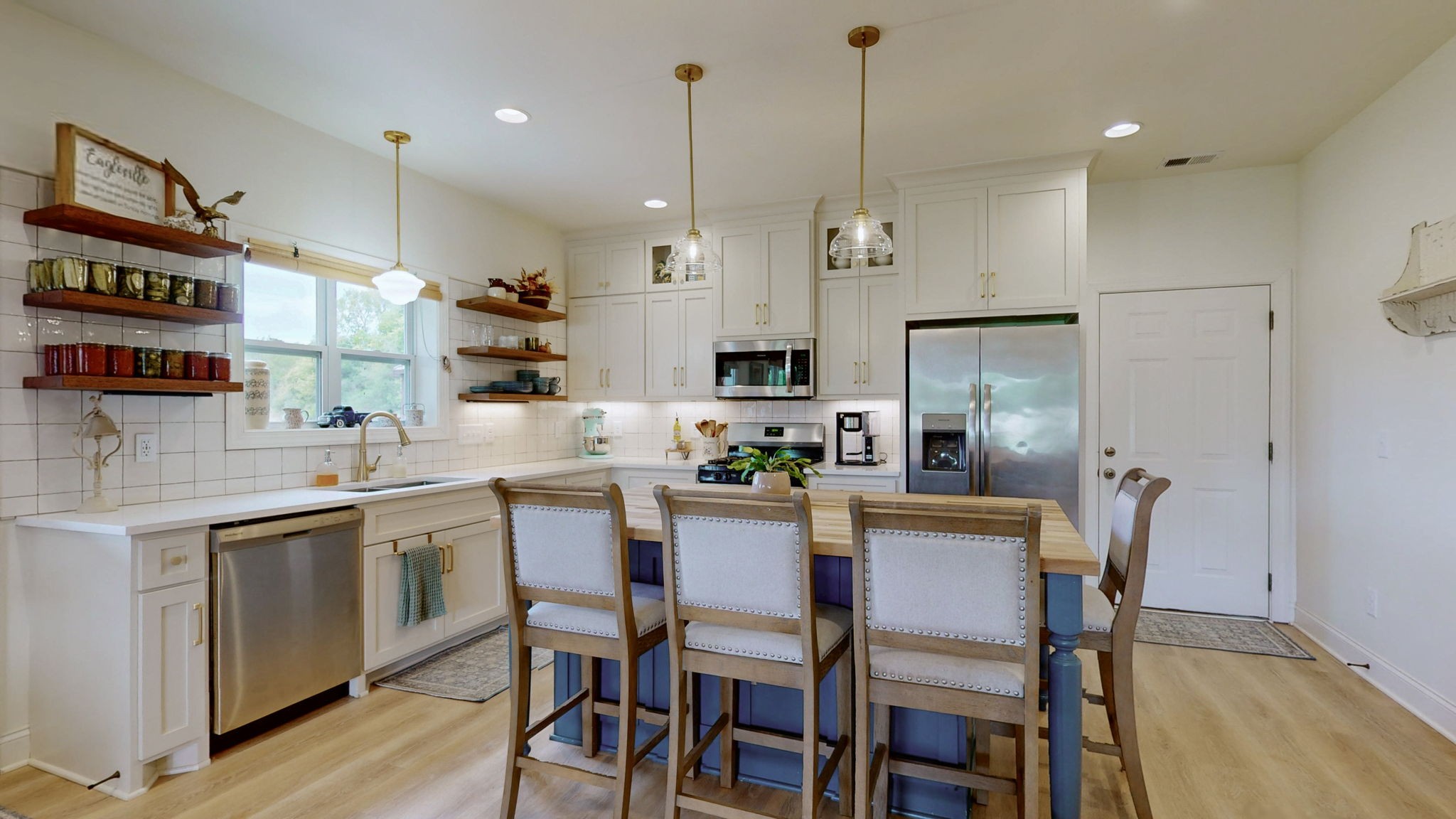 2569 Taylor Ln Property Photo 4