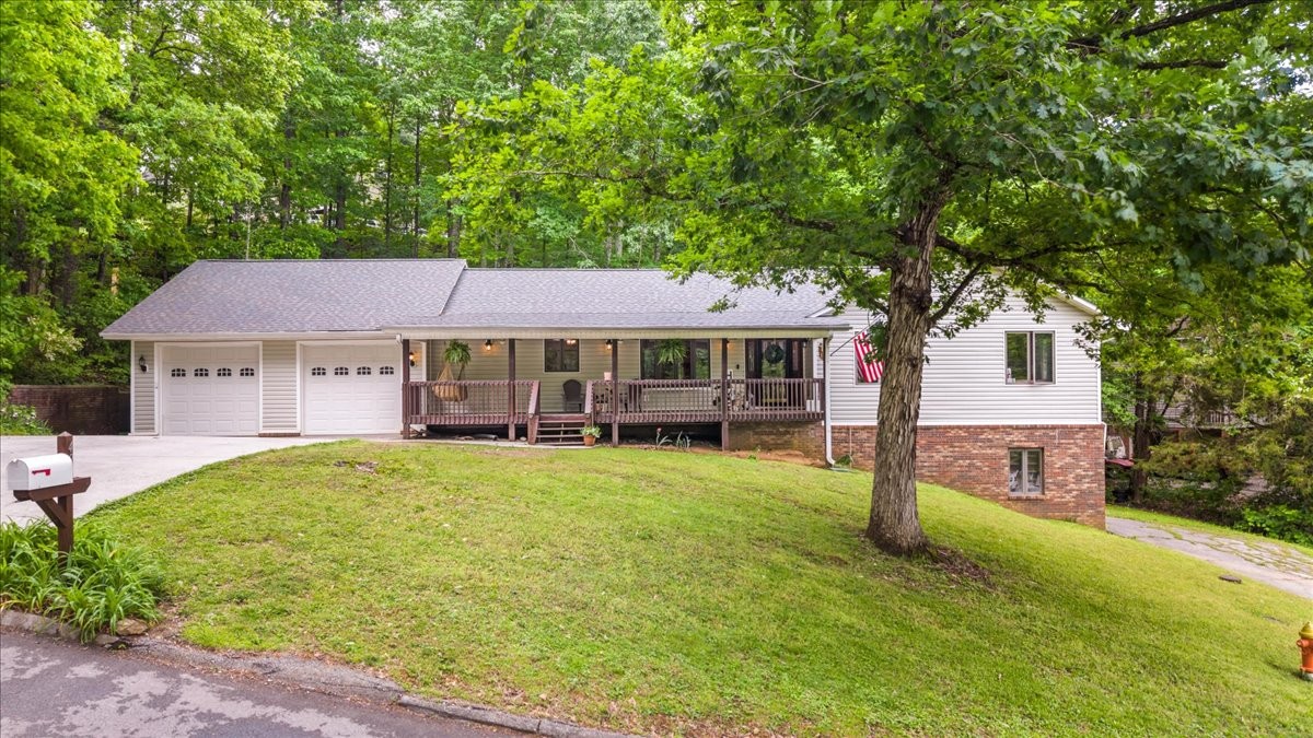 400 Mapleton Dr, NW