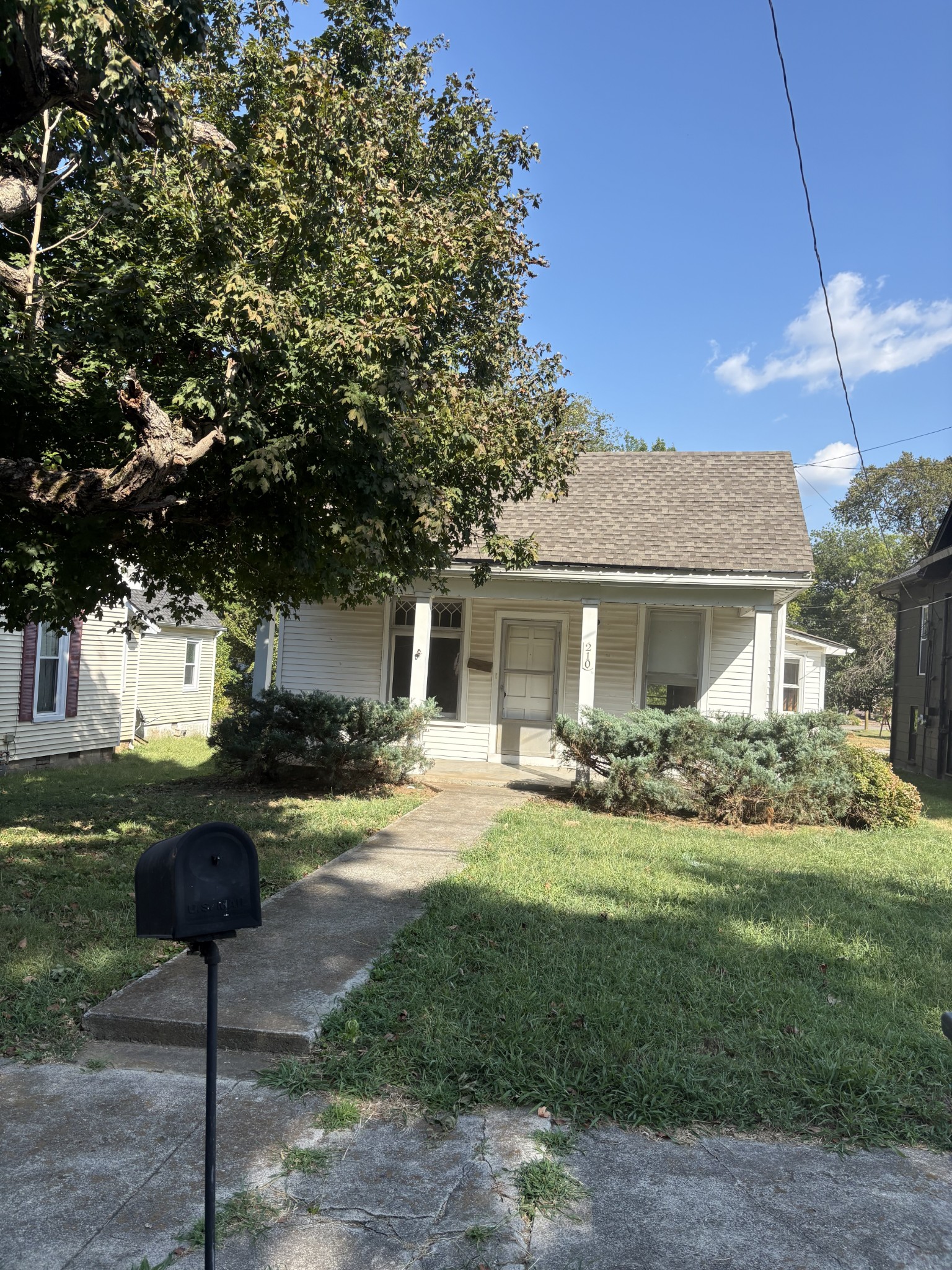 210 N Oak St Property Photo 1