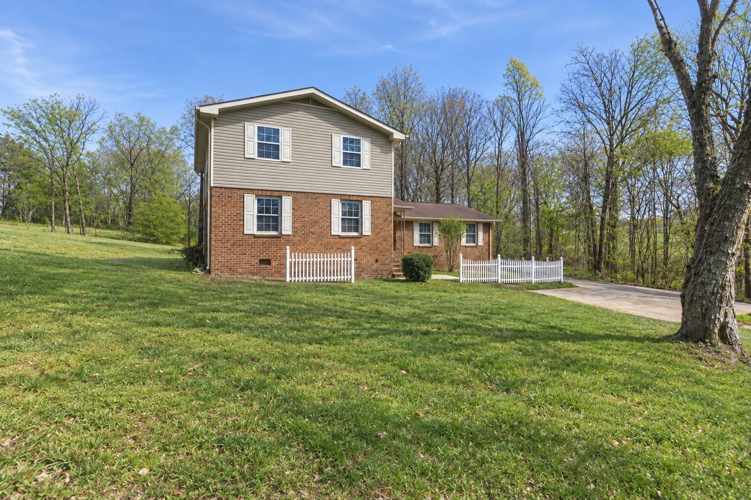 1059 Oakwood Rd Property Photo 1