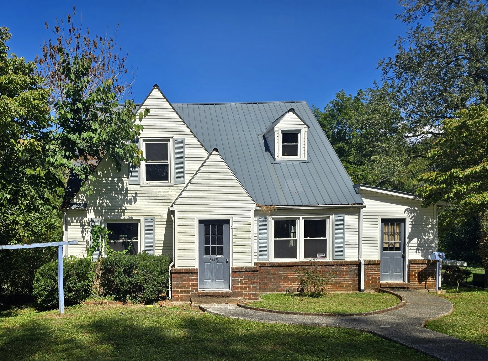 208 Westwood Dr Property Photo 1