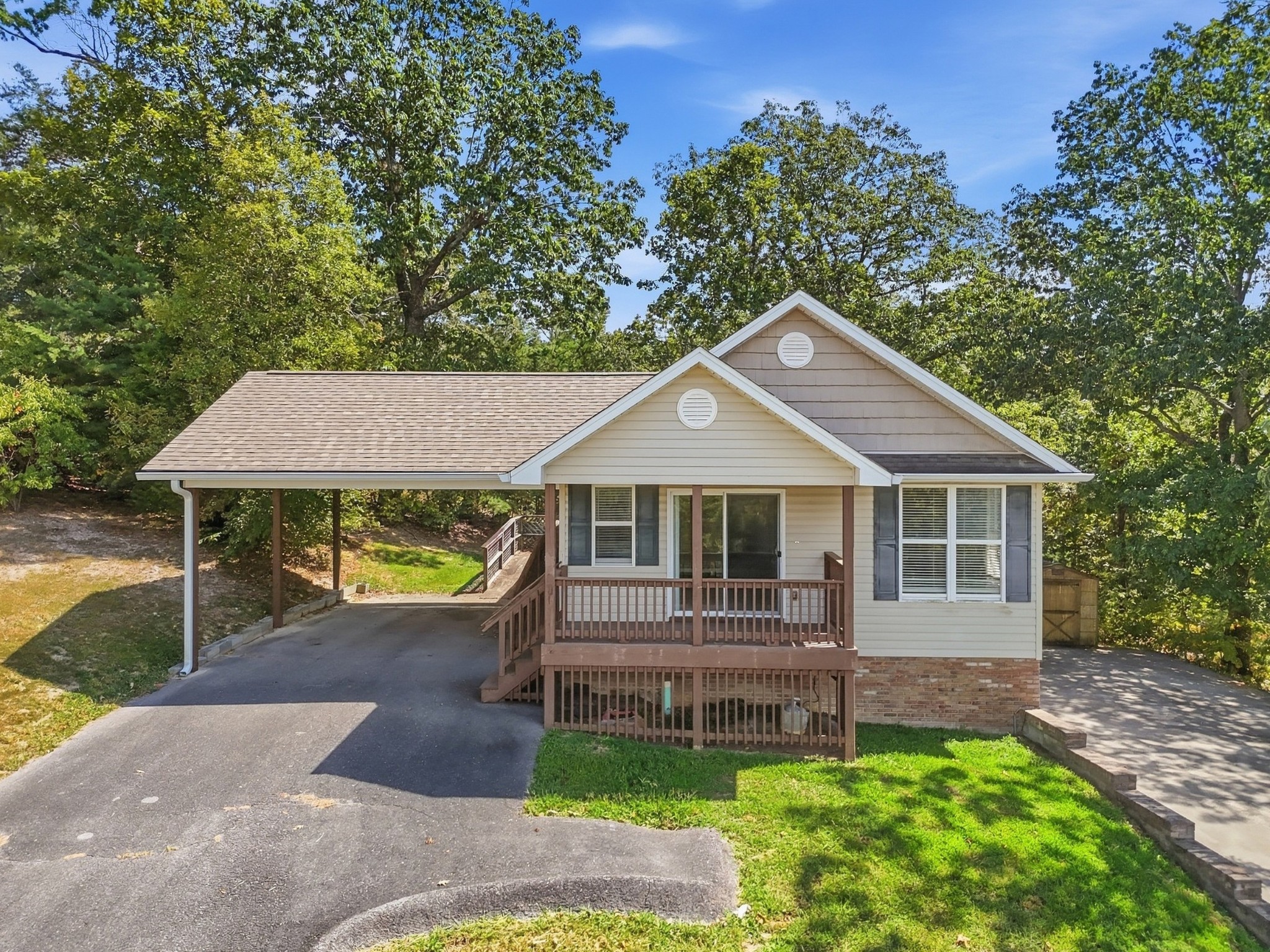 1092 Cottage Stone Ln, Ne Property Photo 1