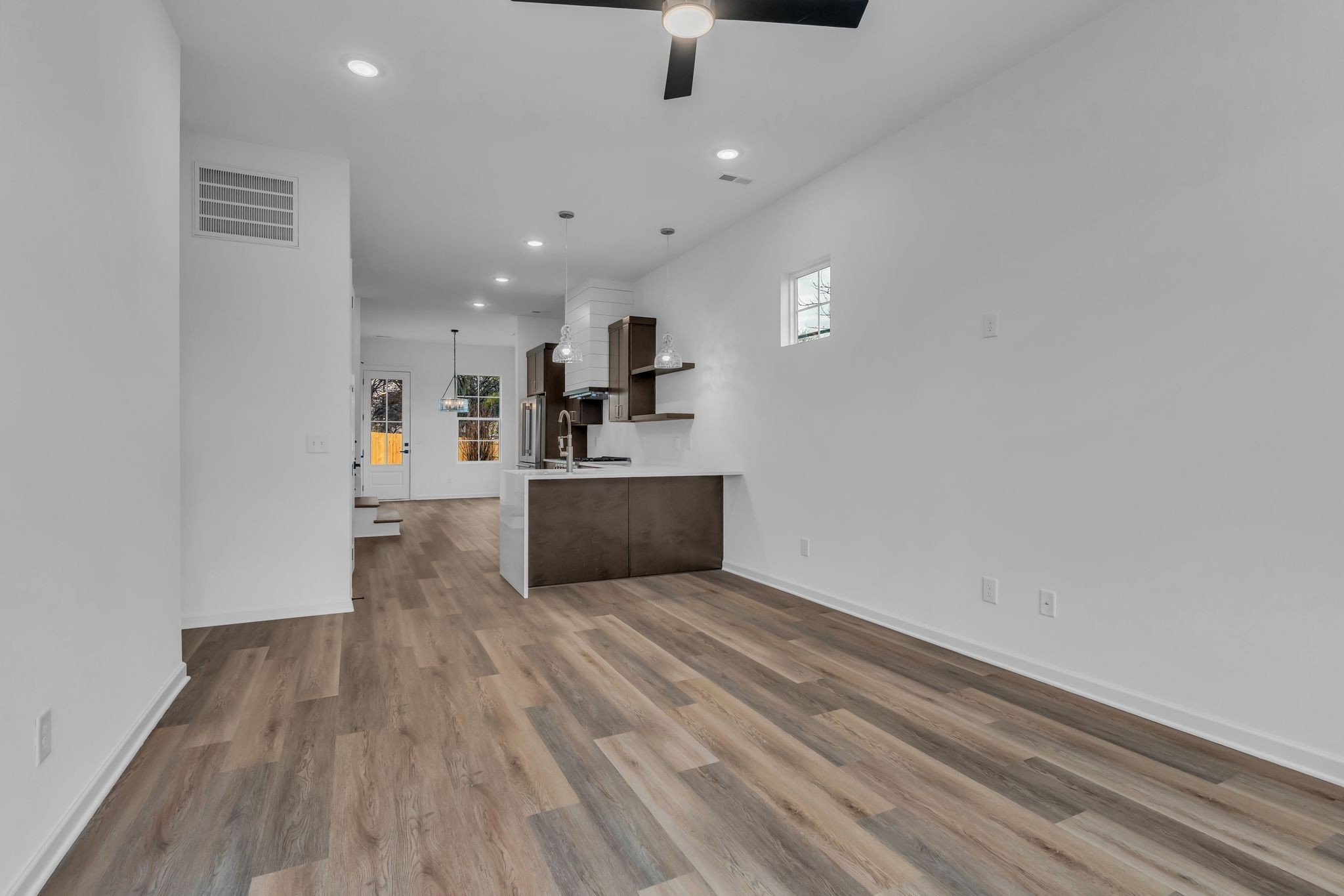 725 Idlewild Dr Property Photo 4