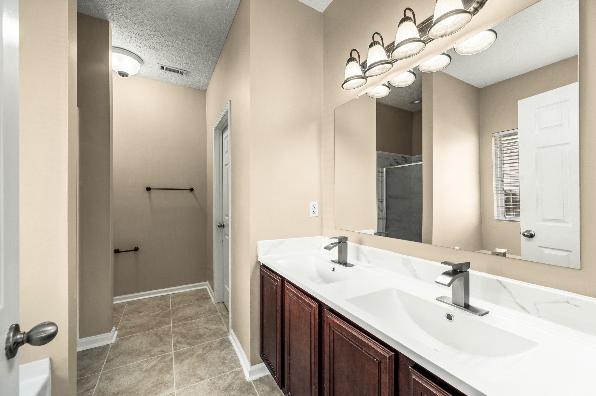 7301 Autumn Crossing Way Property Photo 32