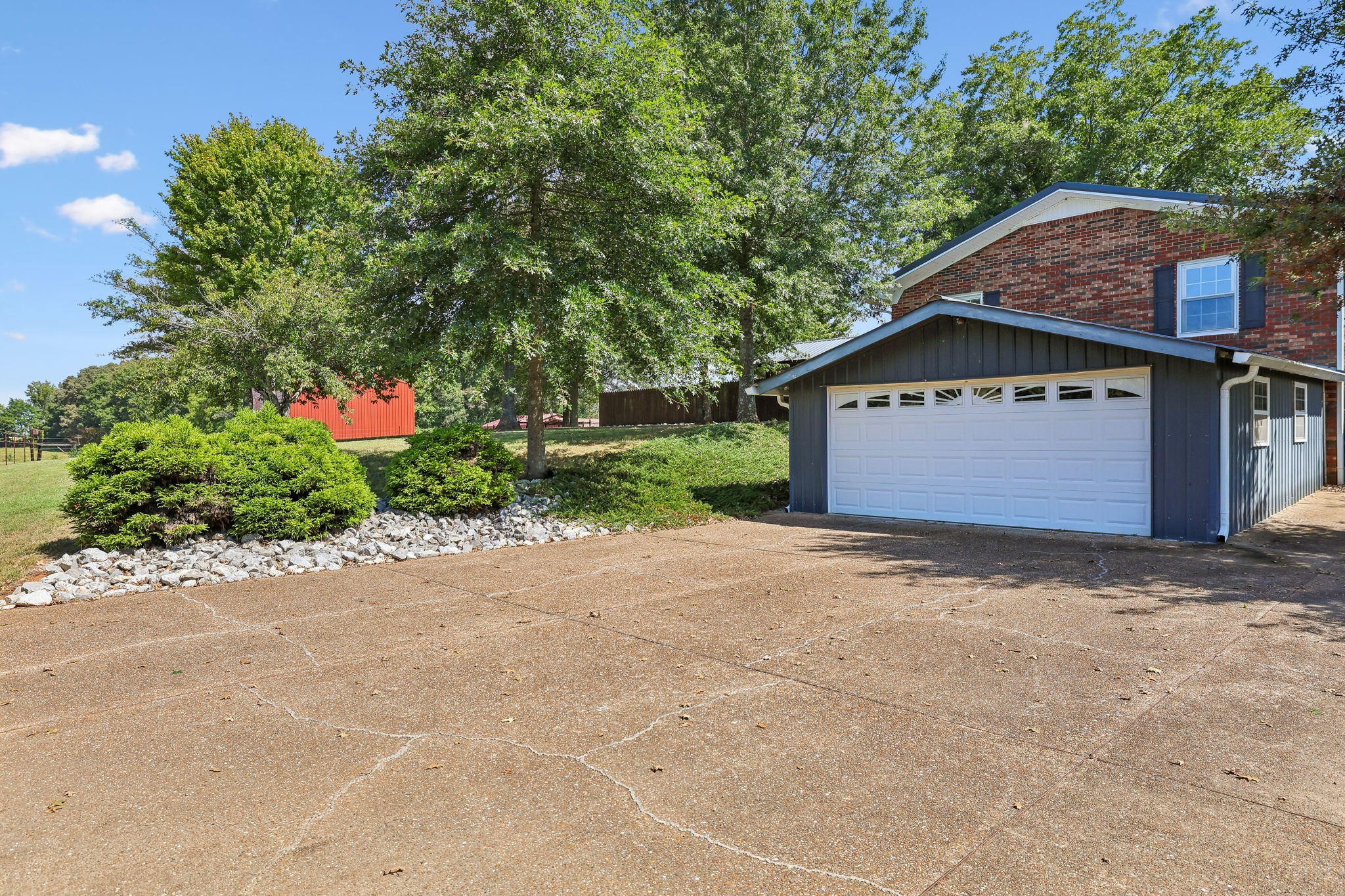 1956 Shady Grove Rd Property Photo 6