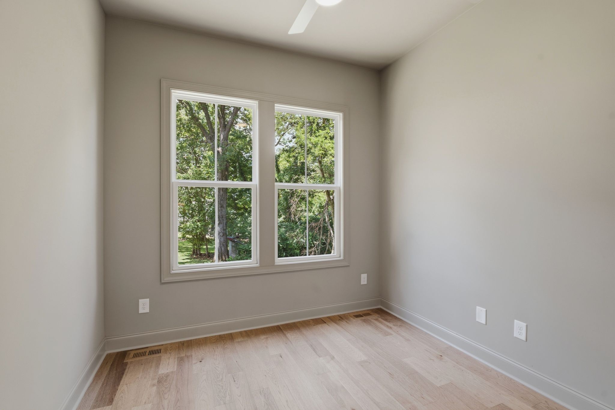 565b Croley Dr Property Photo 16