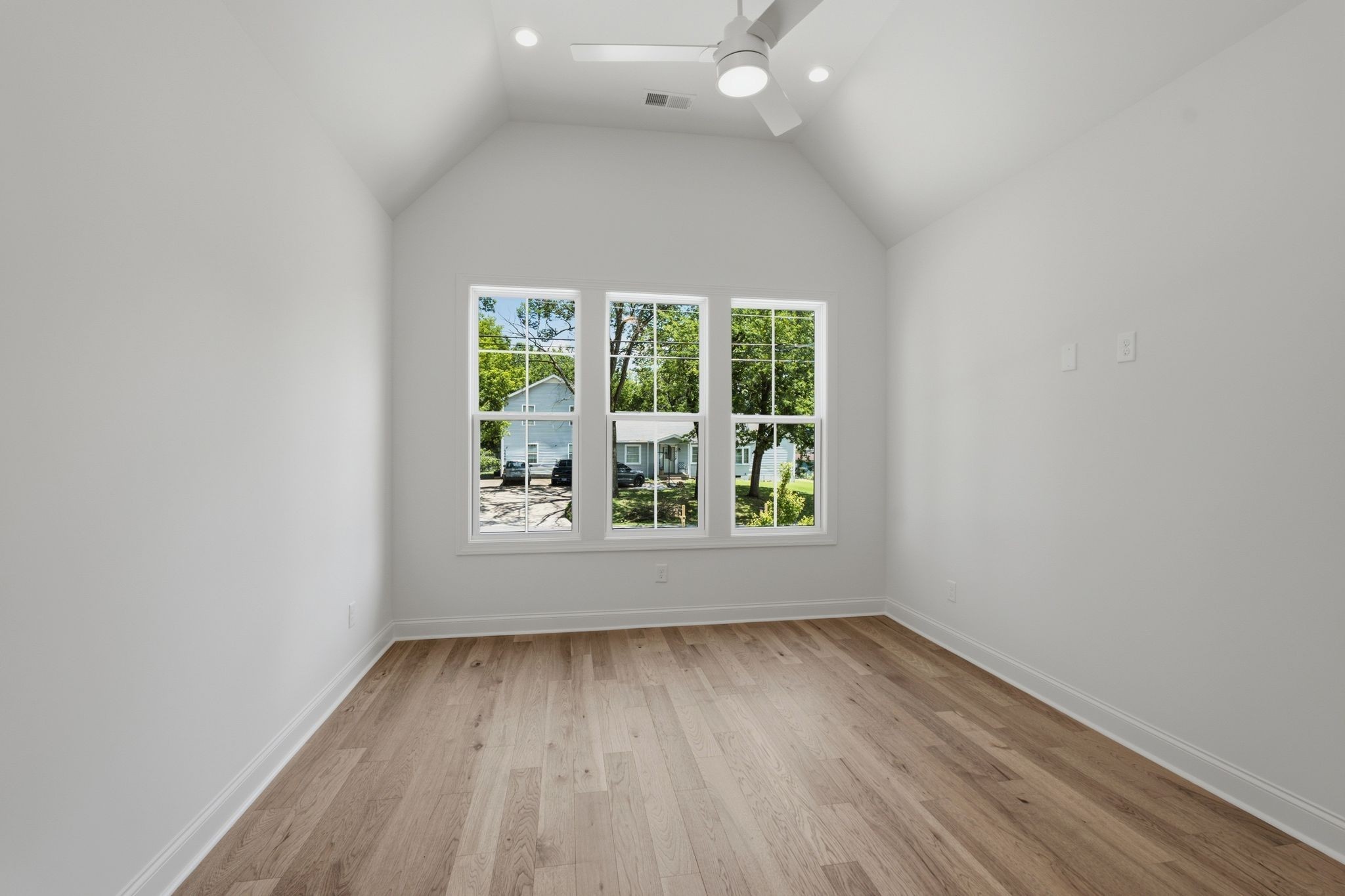 565b Croley Dr Property Photo 18