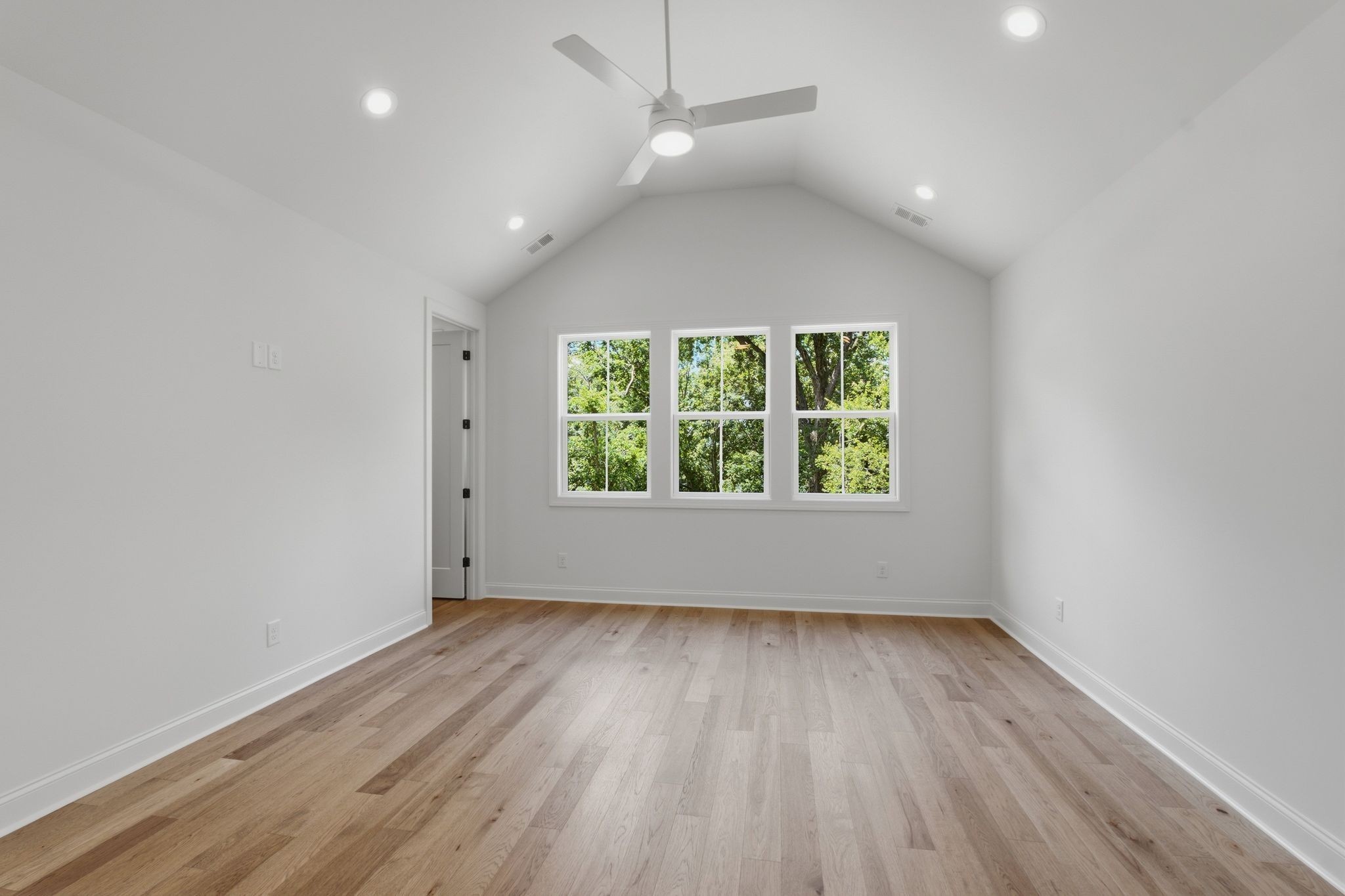 565b Croley Dr Property Photo 24