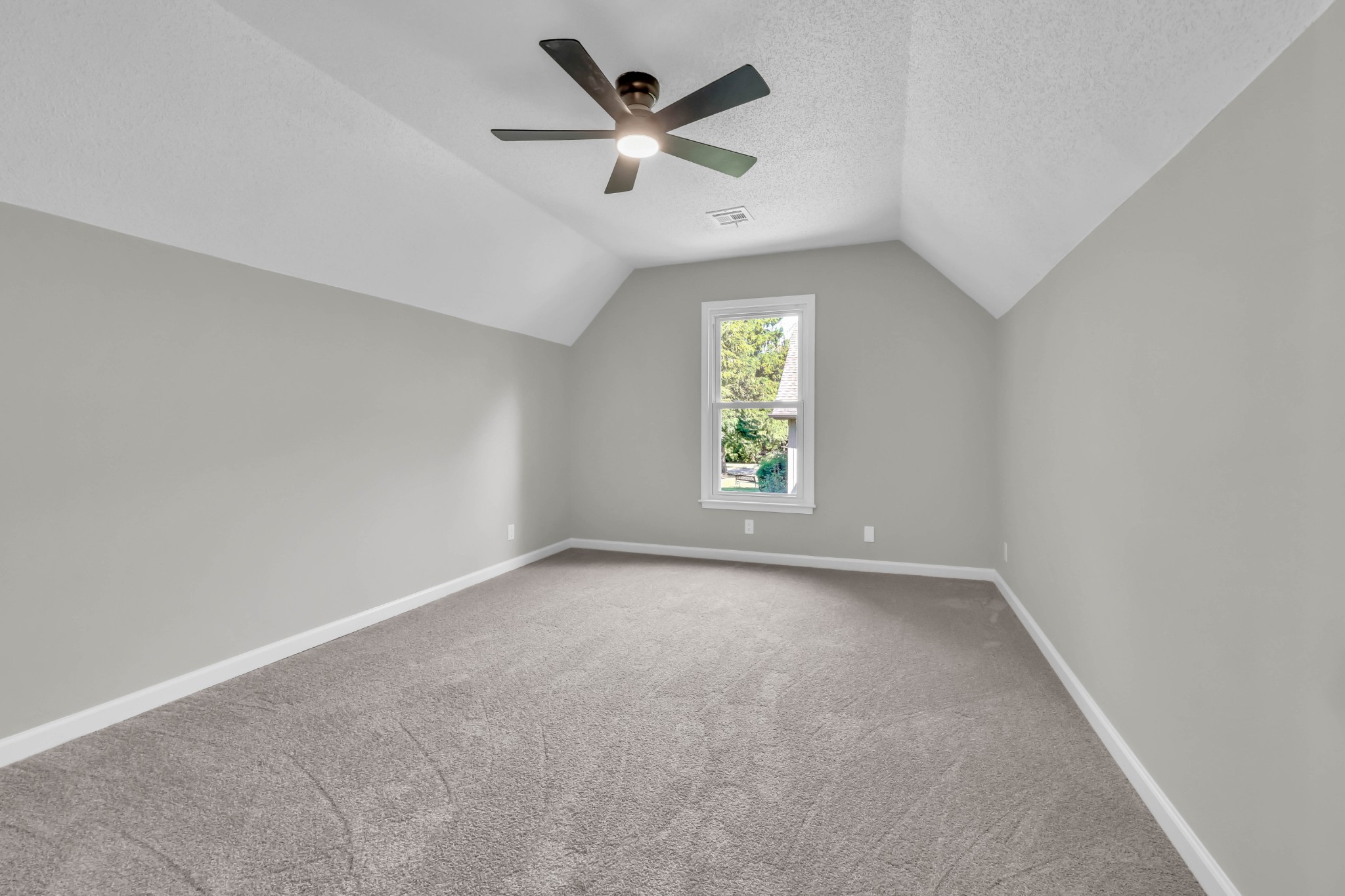 111 Vannoak Dr Property Photo 32
