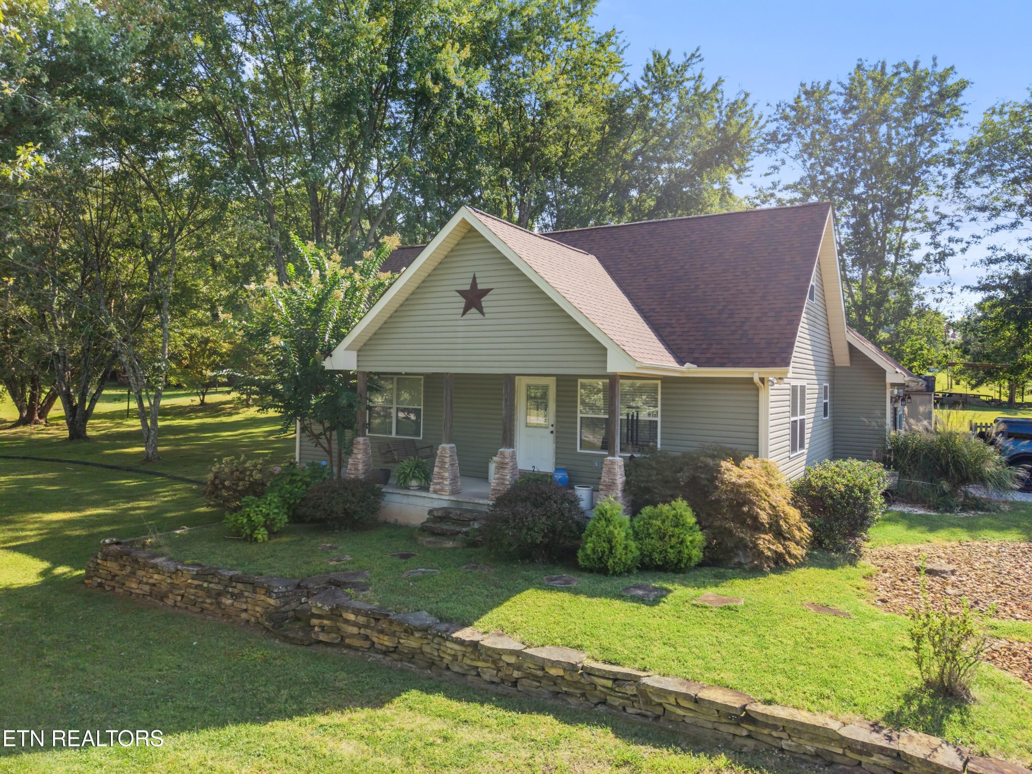 882 Pigeon Ridge Rd Property Photo 1