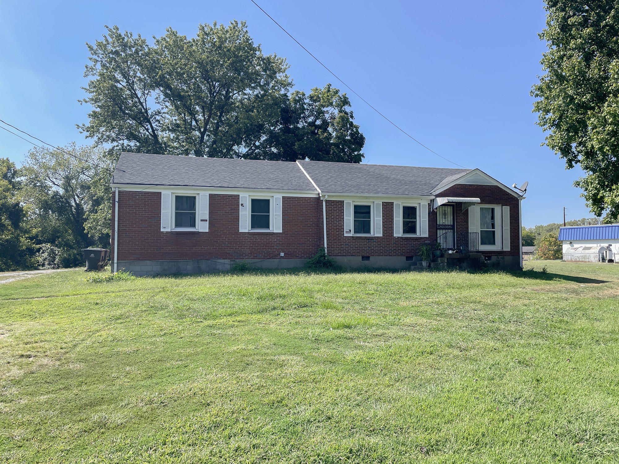 22 E Thompson Ln Property Photo 1