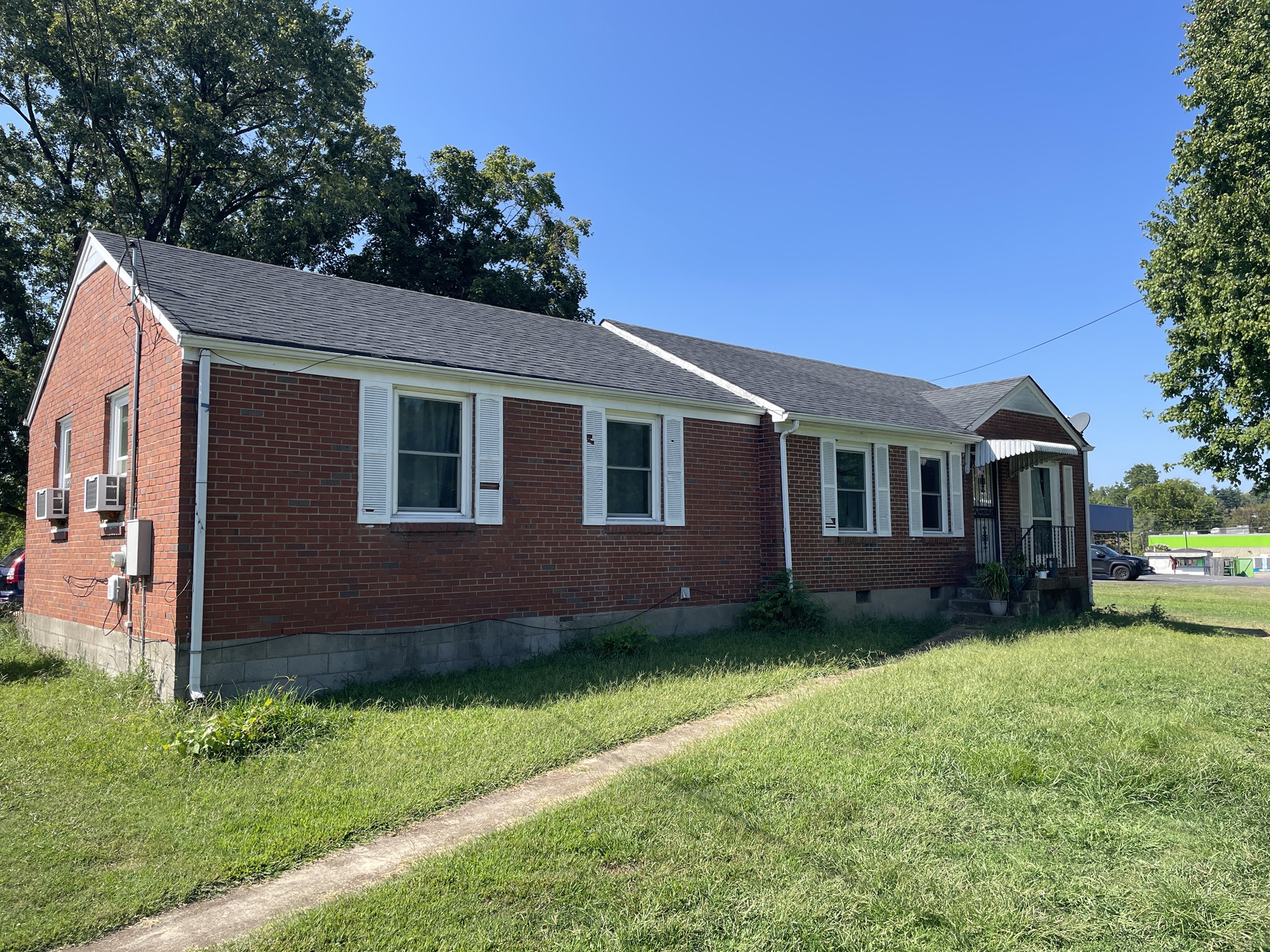 22 E Thompson Ln Property Photo 3