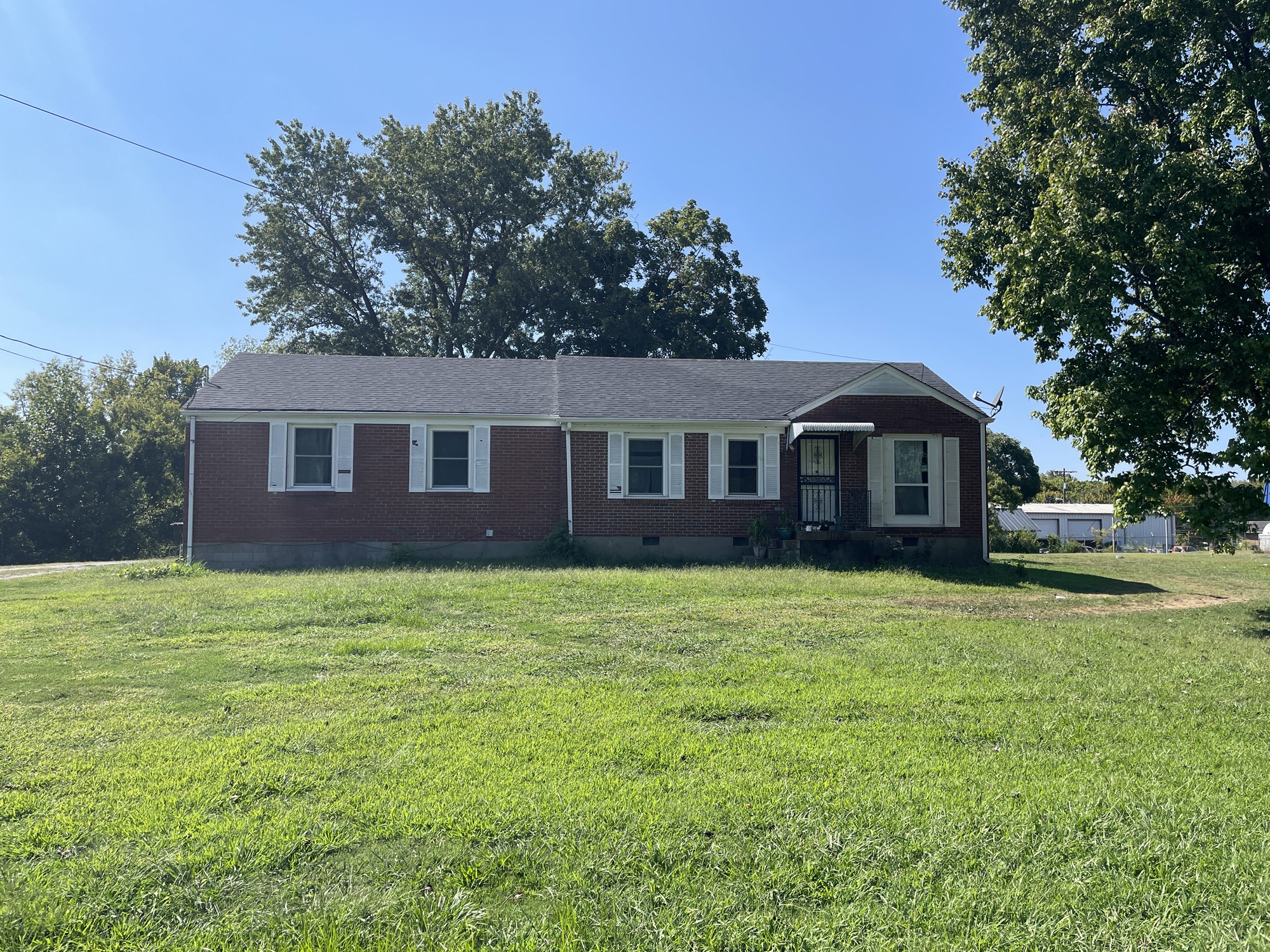 22 E Thompson Ln Property Photo 4