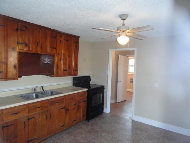 1319 Searcy St Property Photo 5