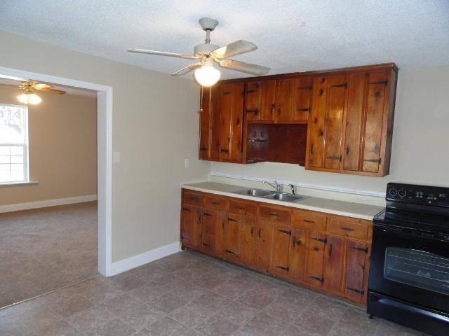 1319 Searcy St Property Photo 7