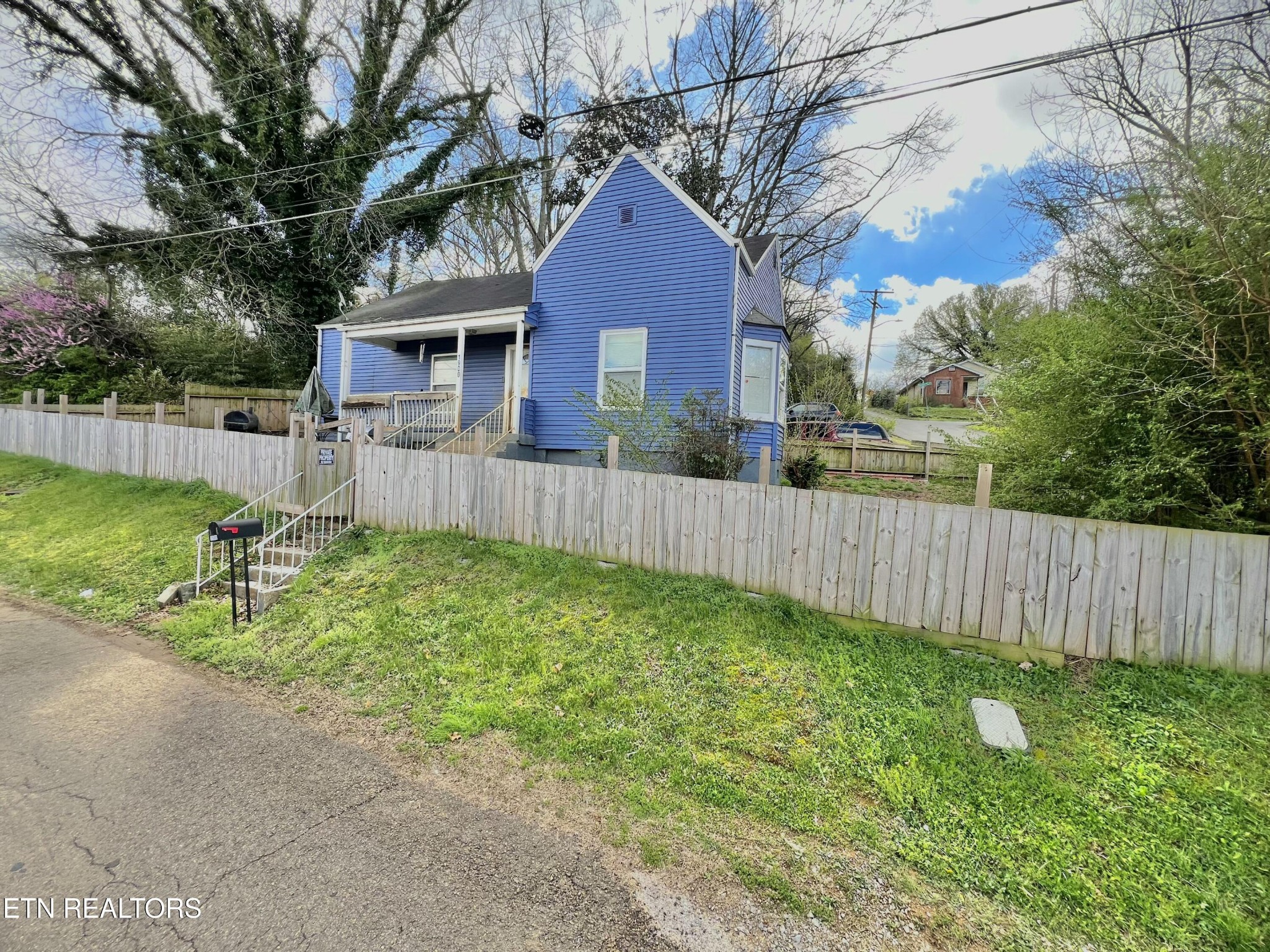 1900 Victoria Ave Property Photo 1