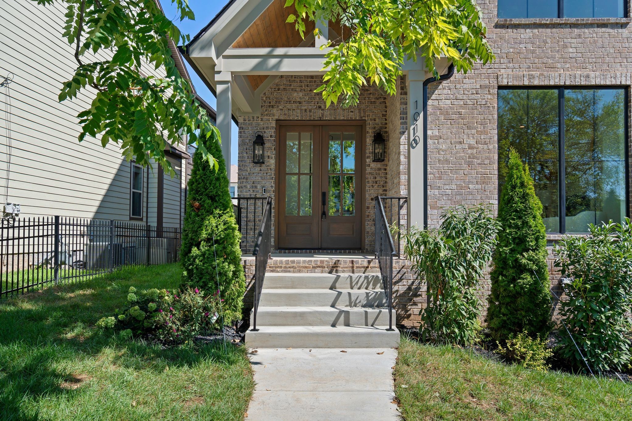 1010 Argyle Ave Property Photo 3