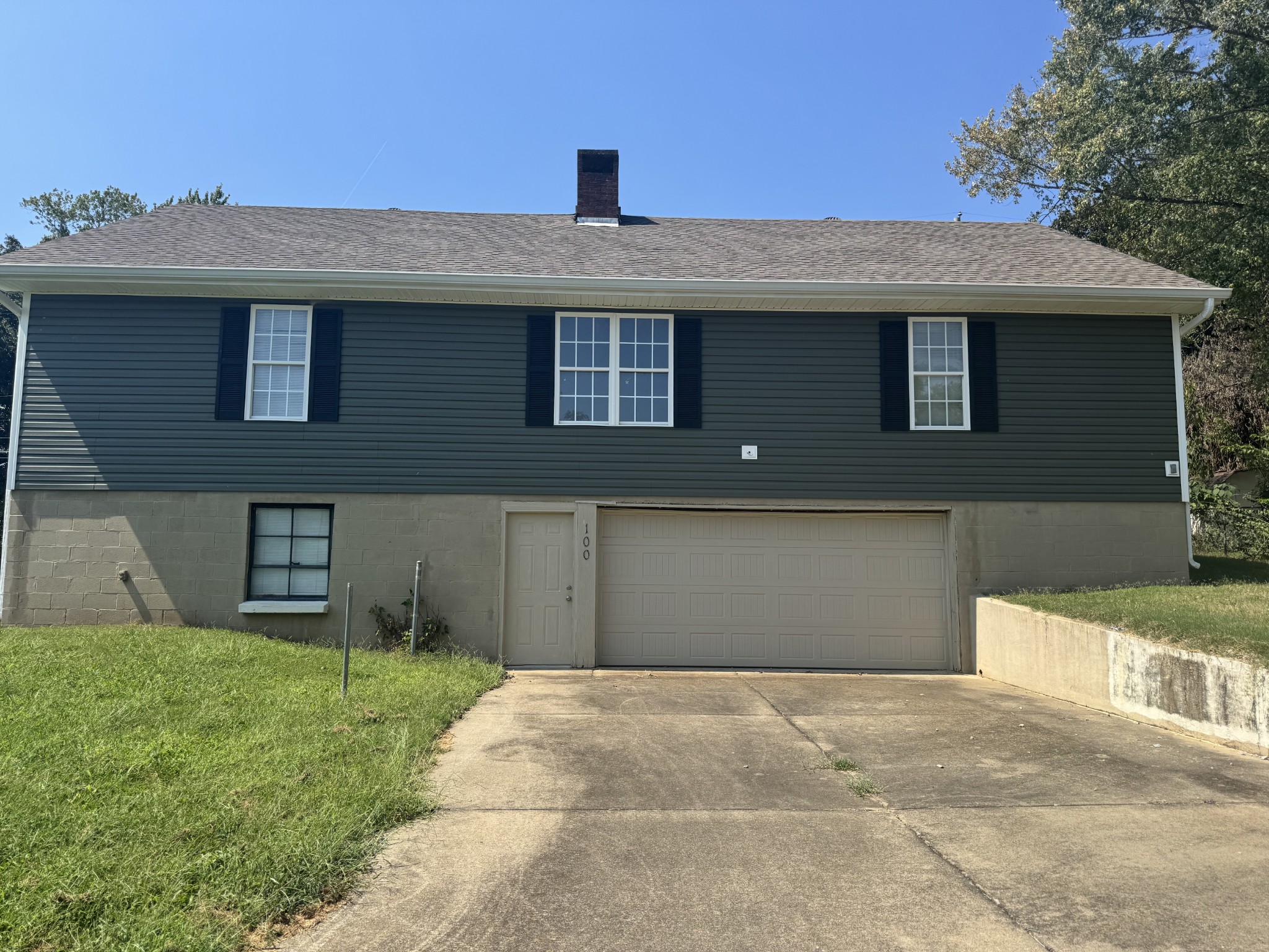 100 Riverview Dr Property Photo 1